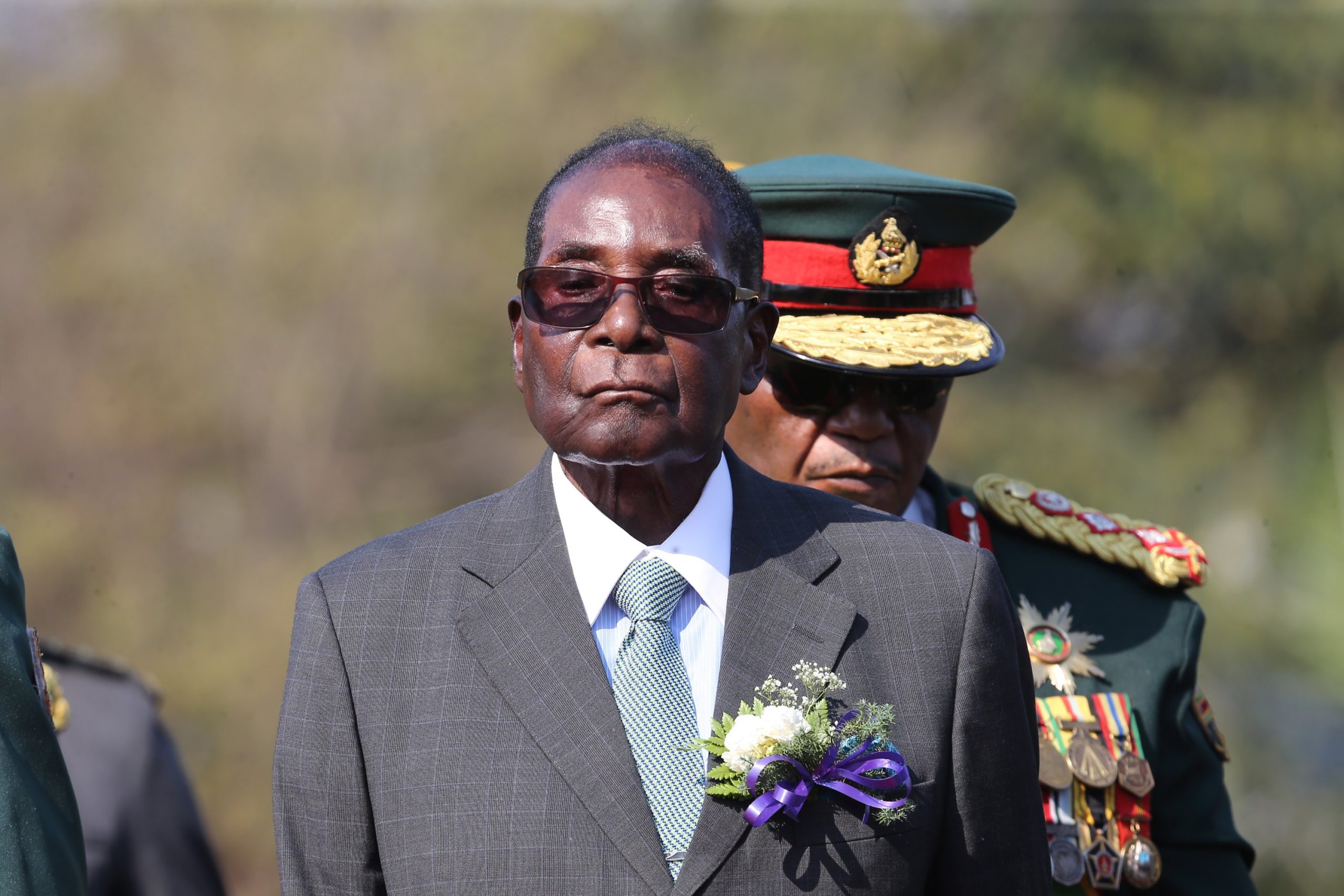 A reforma de Mugabe inclui uma equipa de 20 pessoas, uma frota automóvel e viagens em jato privado