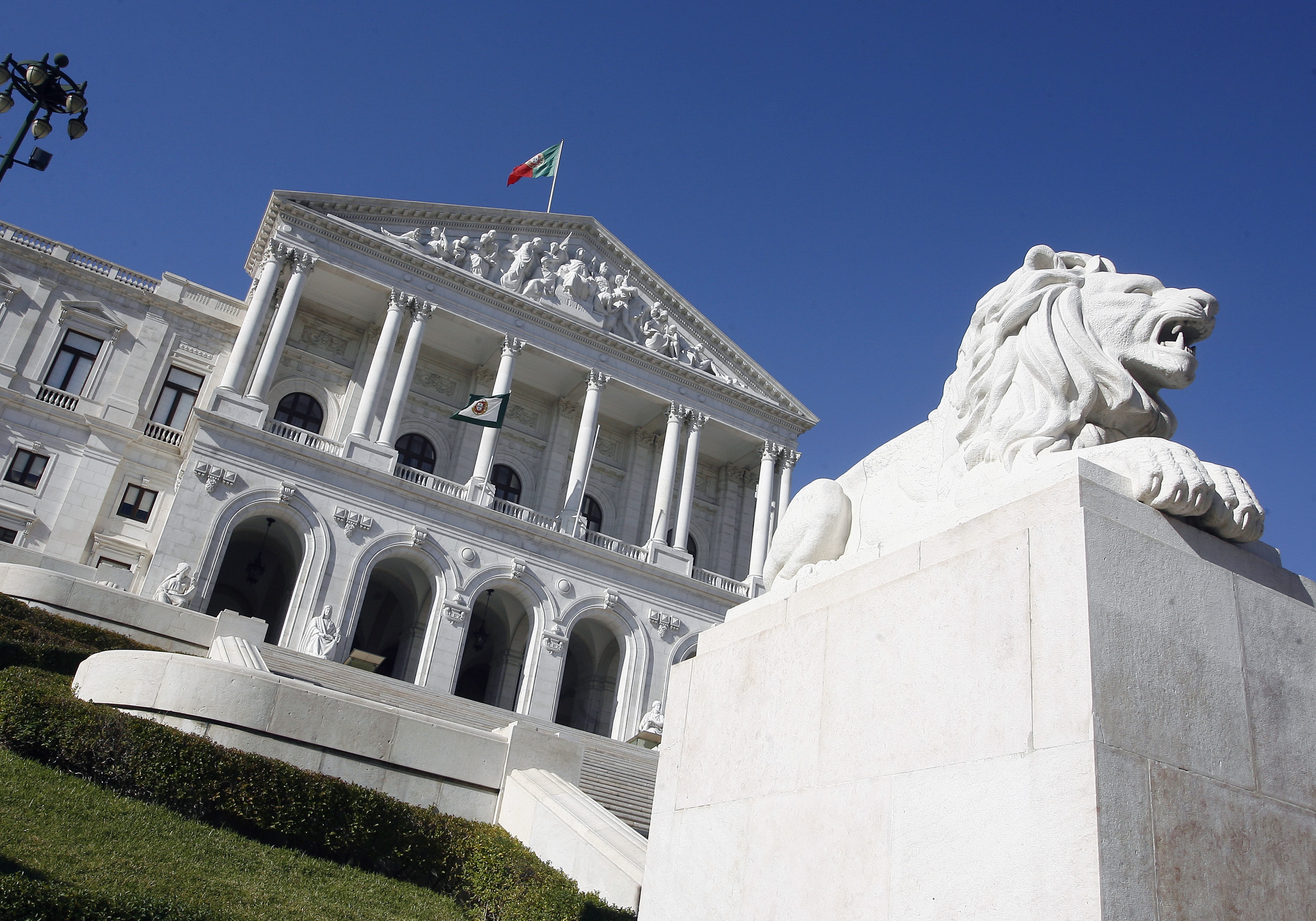 Partidos pedem que alterações das Finanças Locais passem sem votação à especialidade