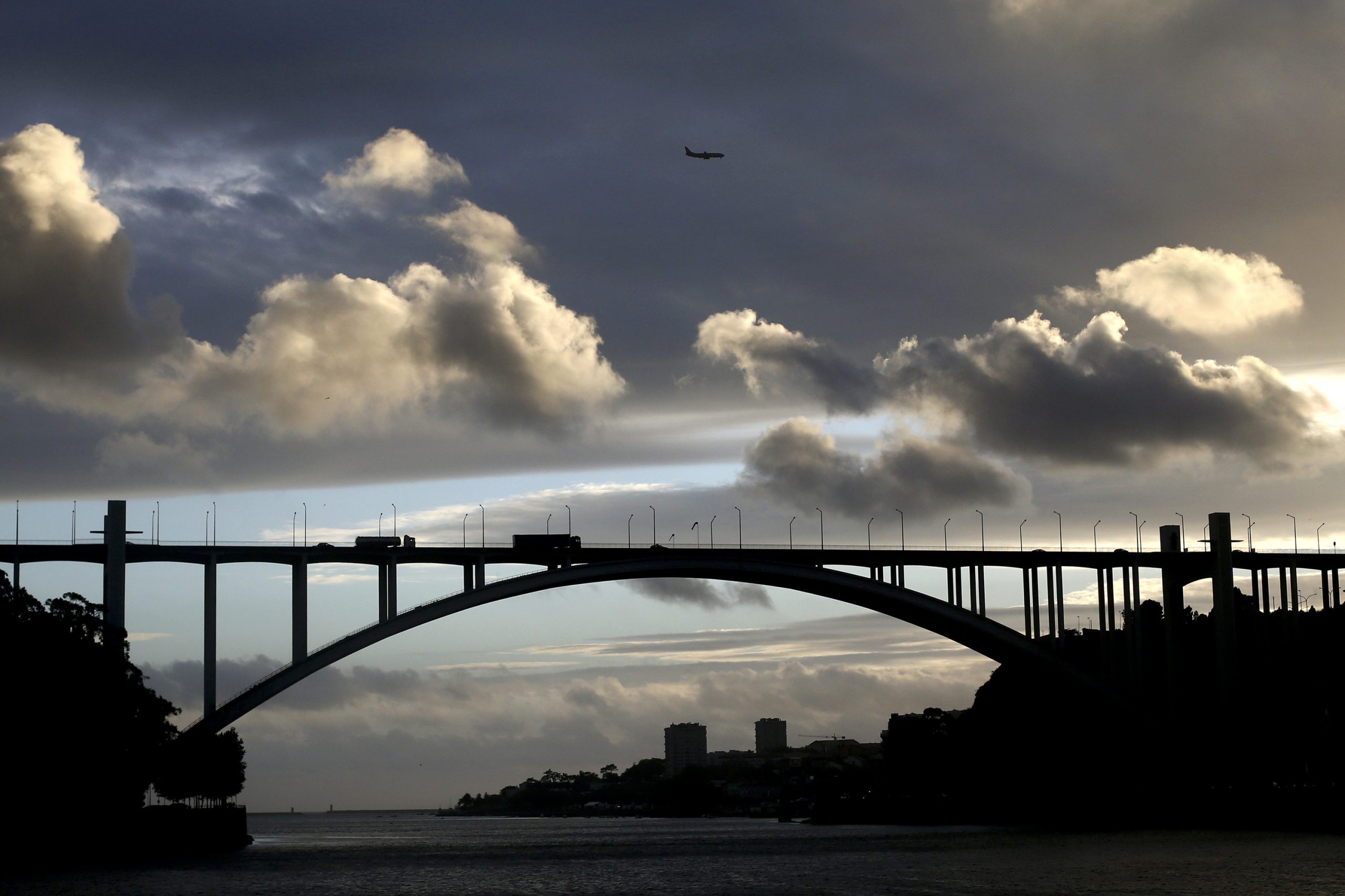 Inspeção-Geral de Finanças enviou para o MP relatório sobre construções junto à Ponte da Arrábida no Porto
