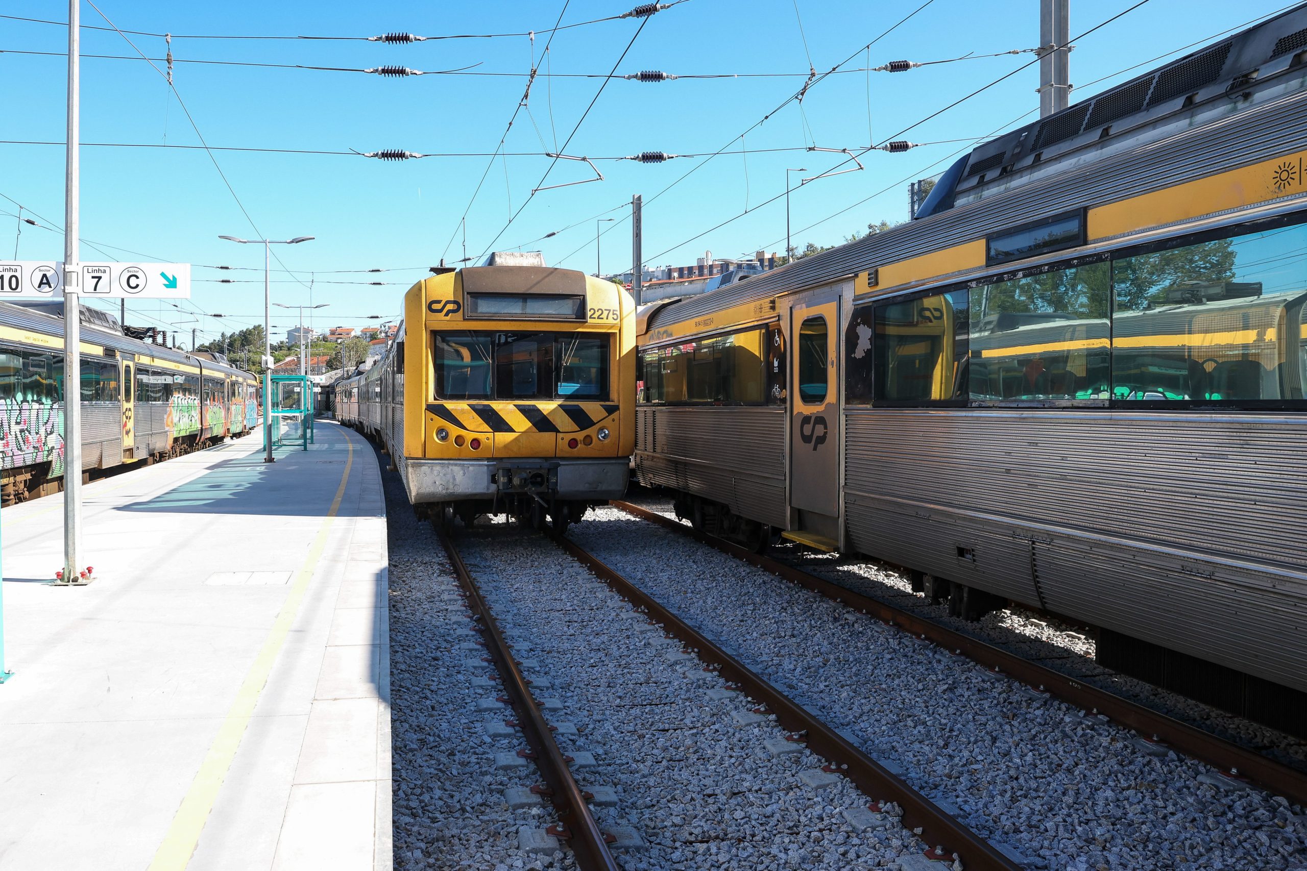 Comboios condicionados entre Oeiras e Cascais devido a queda de catenária