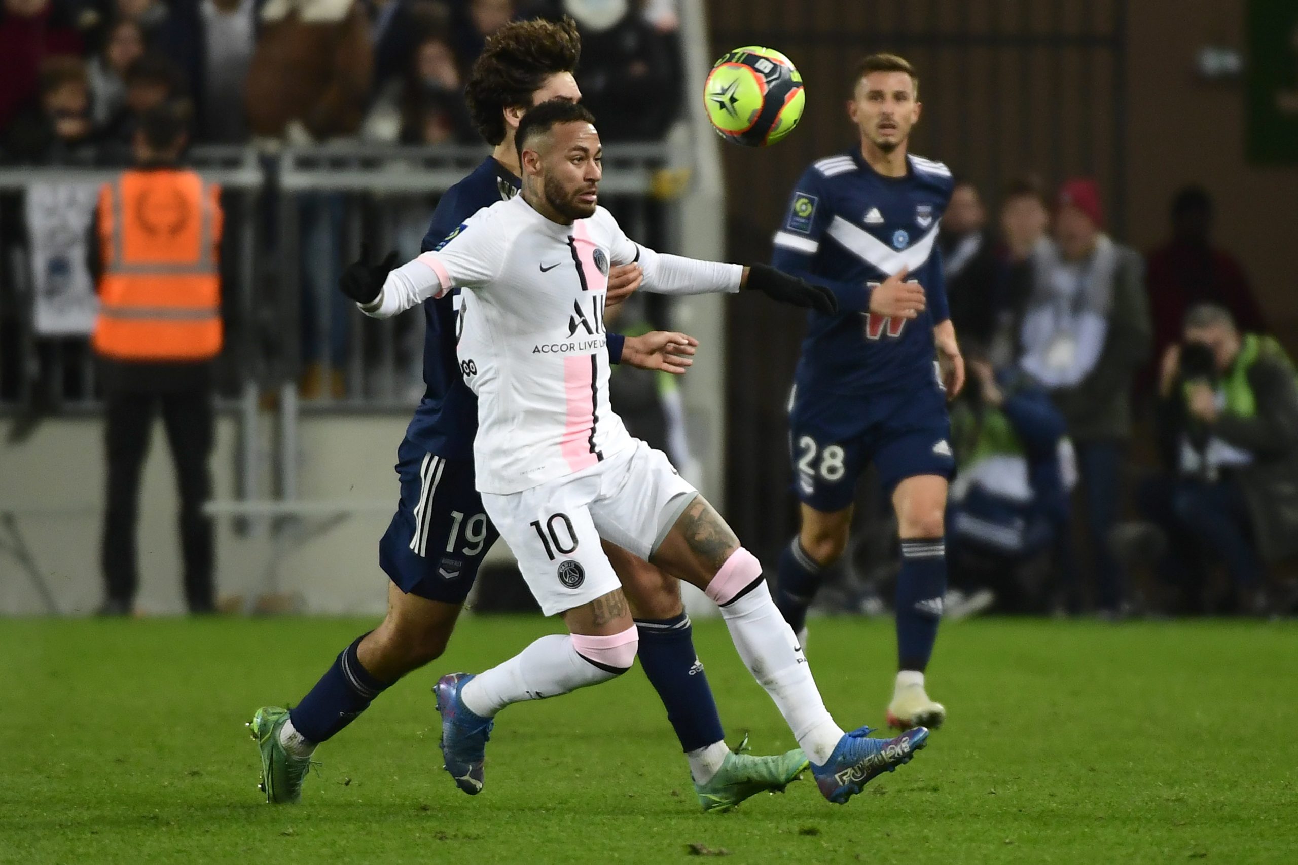 PSG vence com ‘bis’ de Neymar e reforça liderança em França