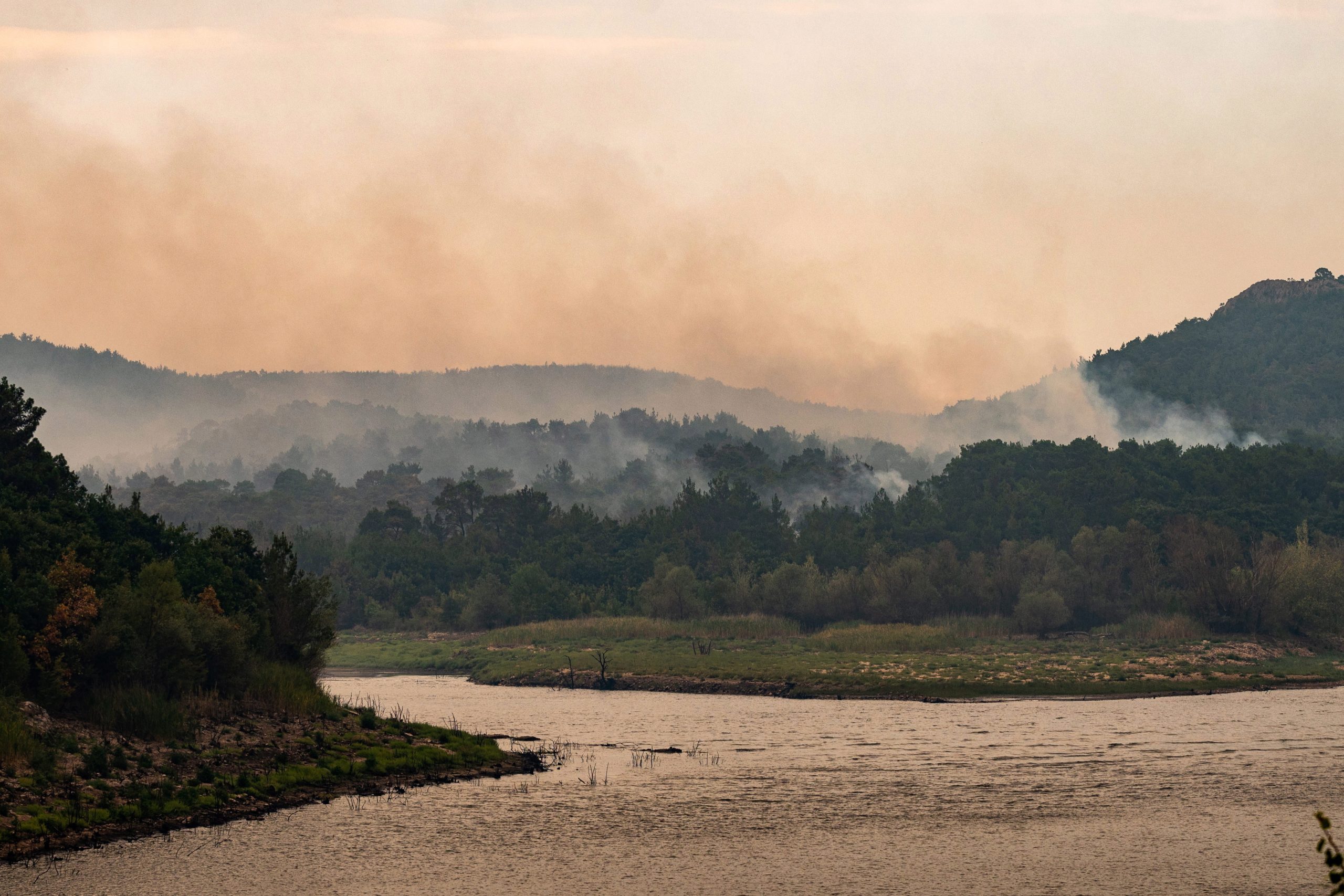 ONG alerta que 250 migrantes irregulares estão cercados por incêndio na Grécia