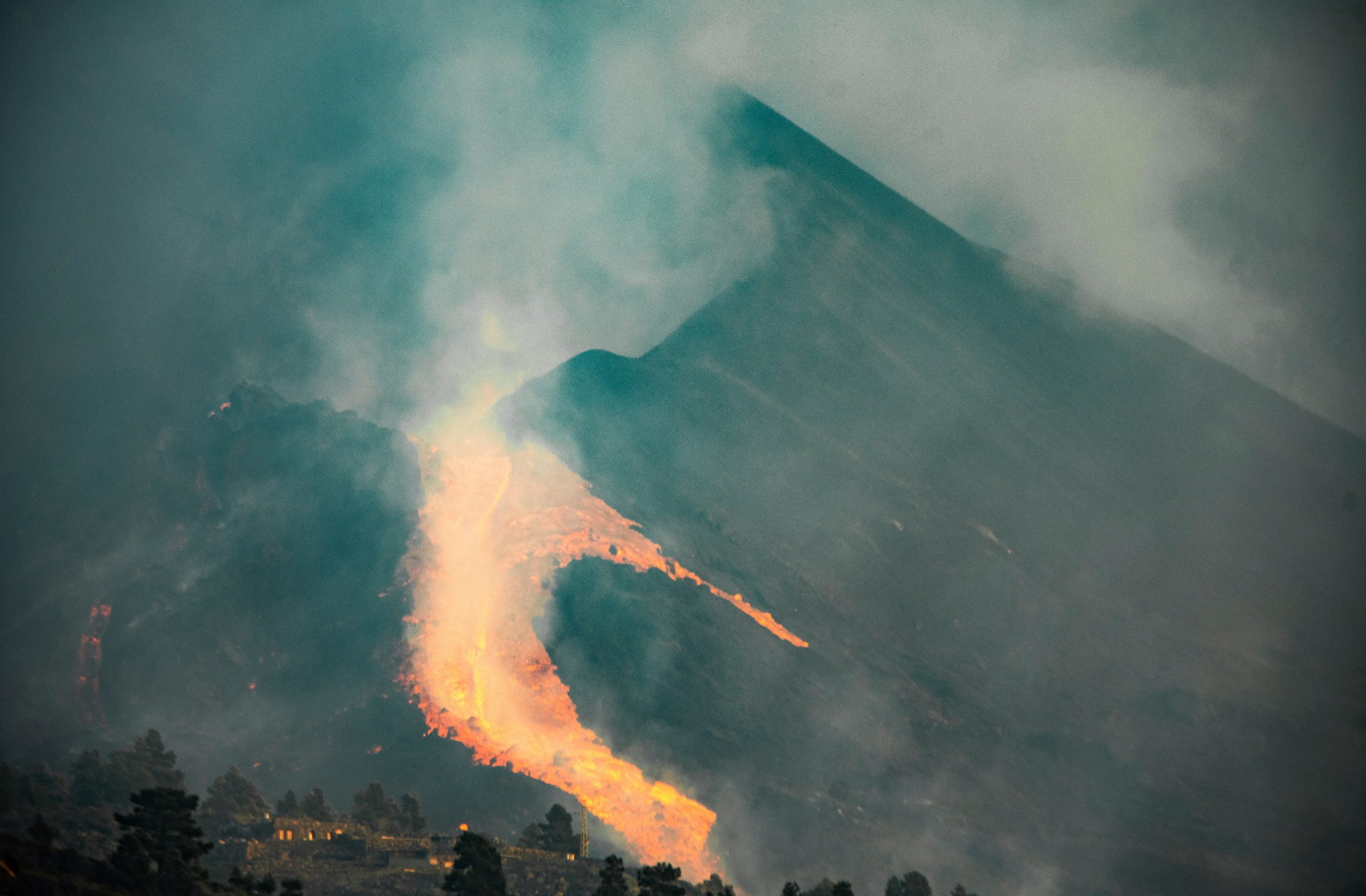 Novo rio de lava em La Palma arrasta blocos de tamanho equivalente a casas de três pisos