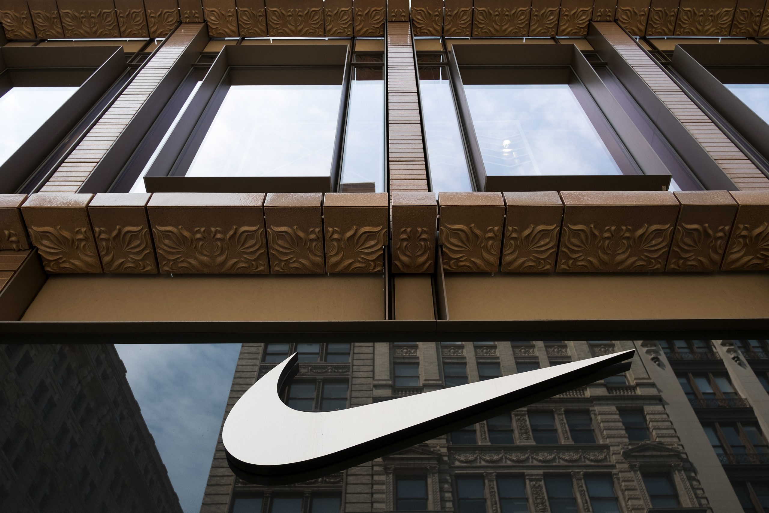 Bruxelas multa Nike em 12,5 milhões de euros por proibir venda de produtos de clubes noutros países
