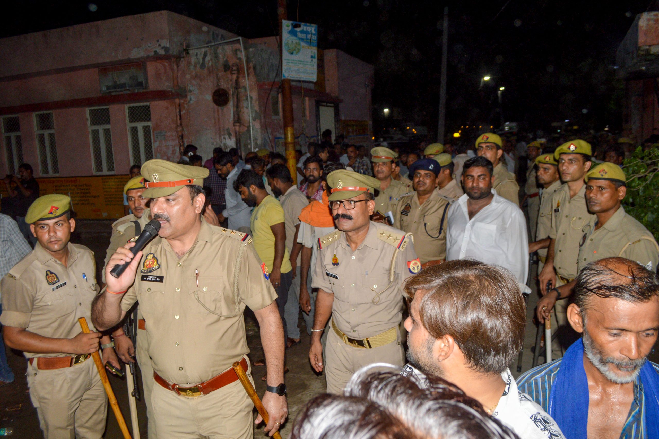 Policemen manage the mourners as the deceased who died in a melee during a sermon, are brought to a hospital in Hathras in India's Uttar Pradesh state on July 2, 2024. Nearly 100 people were crushed to death in a stampede at a Hindu religious gathering in northern India on July 2, with many others injured, a senior government official said. (Photo by Pawan SHARMA / AFP)