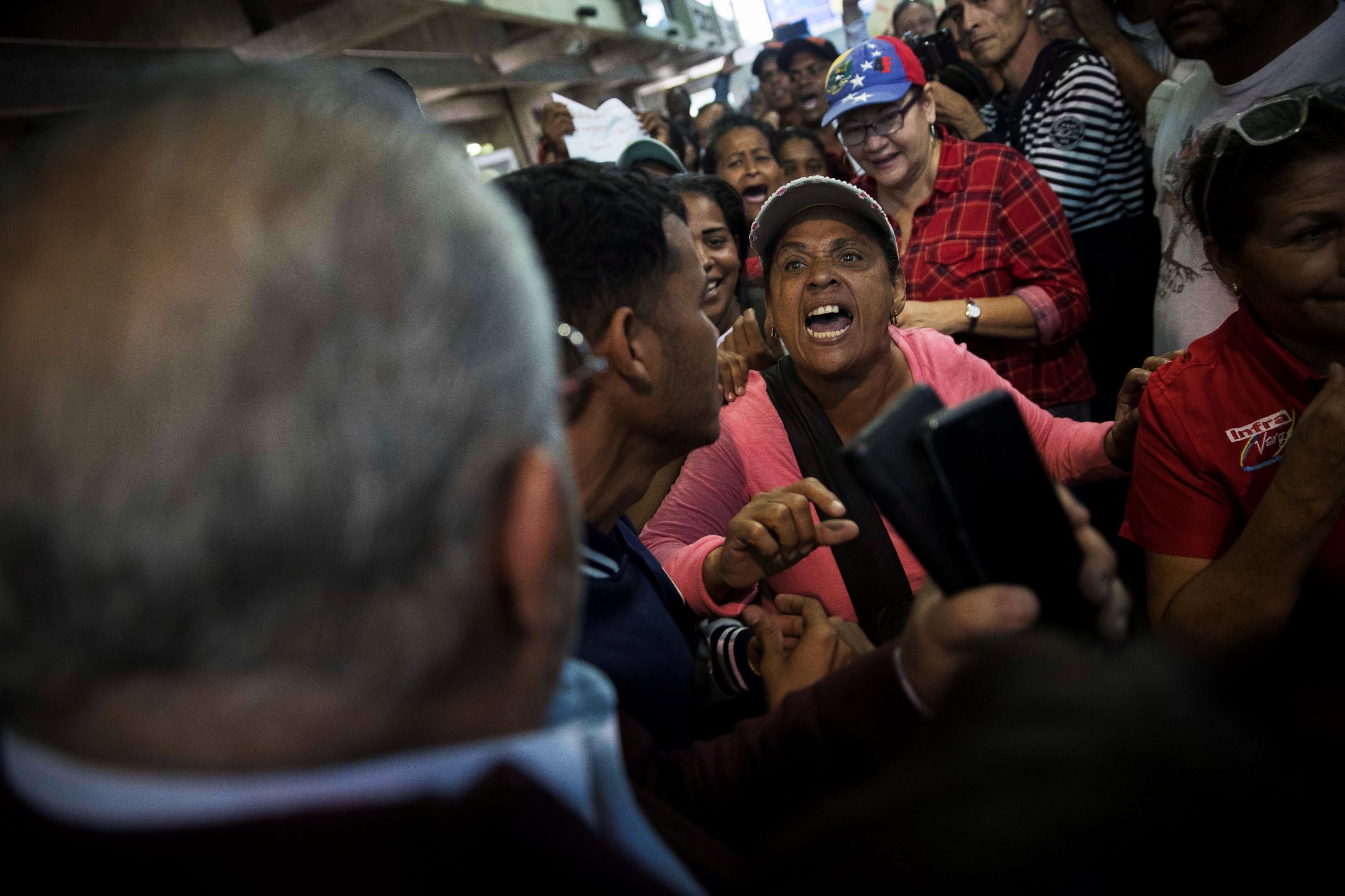 Trabalhadores de empresa de aviação estatal venezuelana protestam contra Juan Guaidó