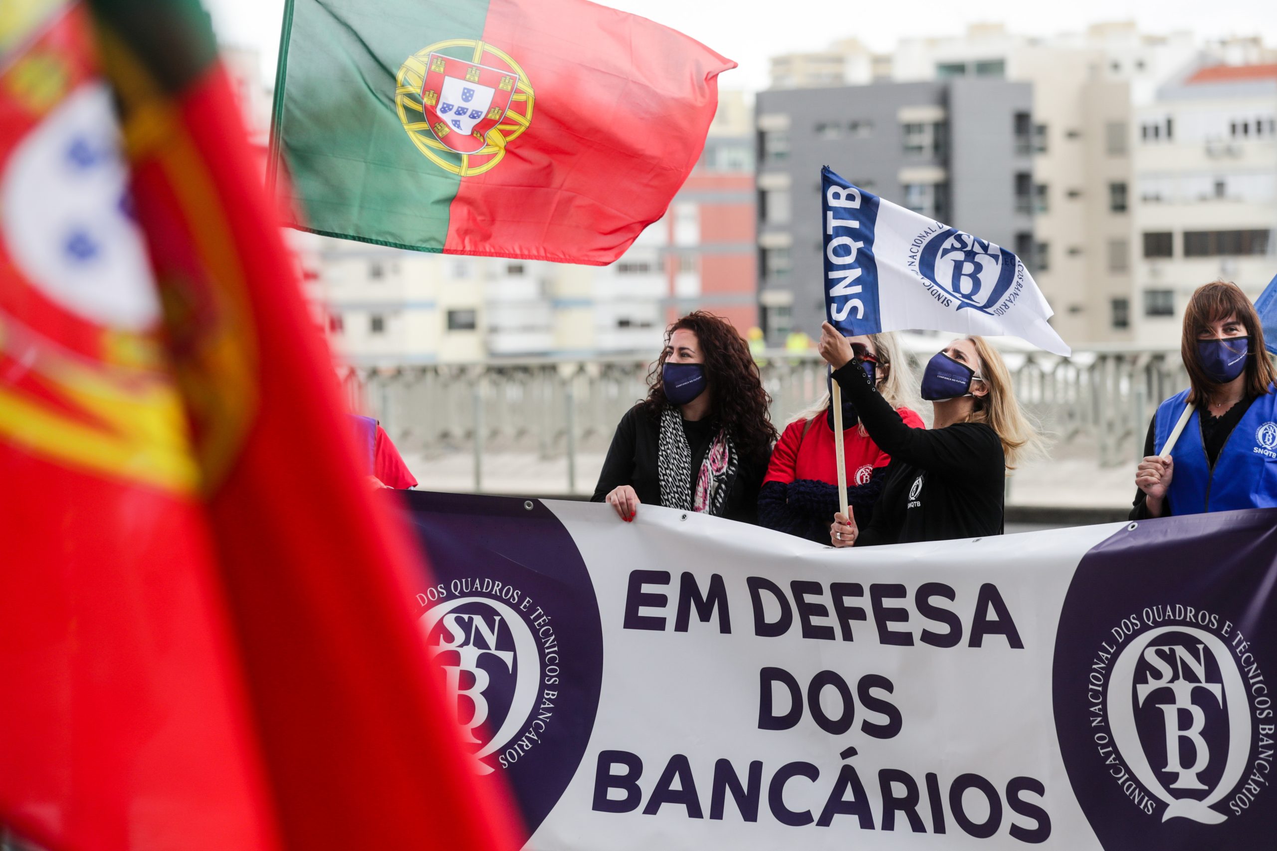 Cerca de 100 bancários protestam em Lisboa contra despedimentos anunciados pelo Santander