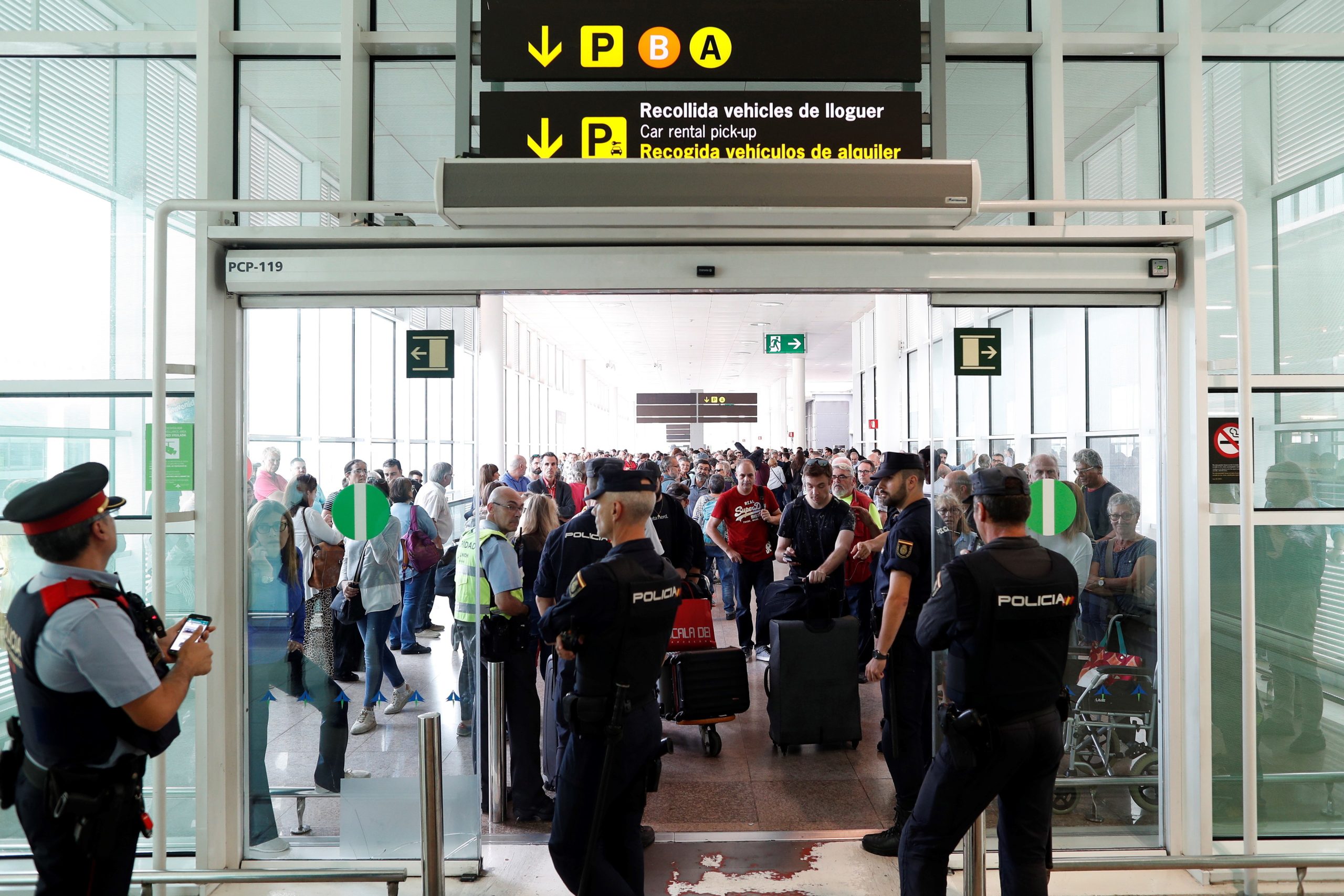 Polícia usou balas de borracha contra manifestantes no aeroporto de Barcelona
