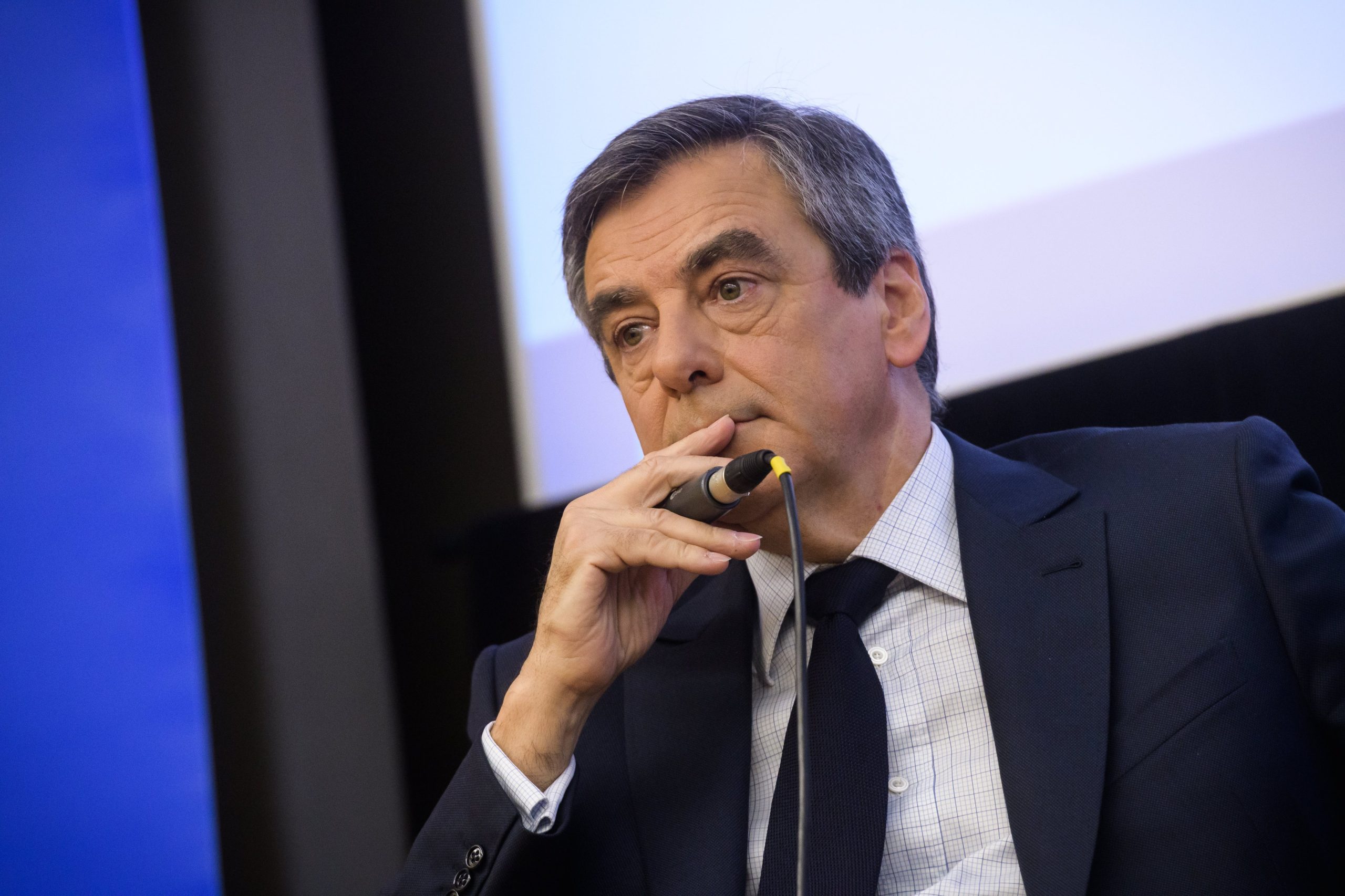 França: François Fillon qualifica de “fantasmas” acusações de ingerência russa