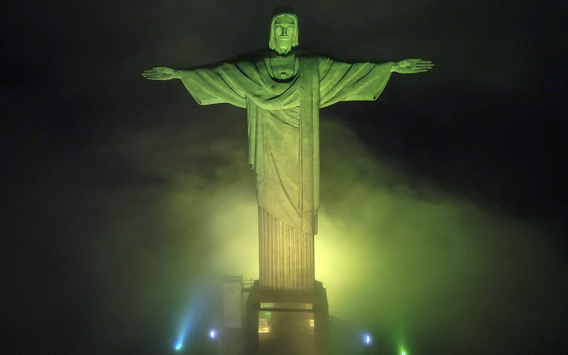 Do Cristo Redentor ao Maracanã, o Rio de Janeiro lamenta a morte de Pelé