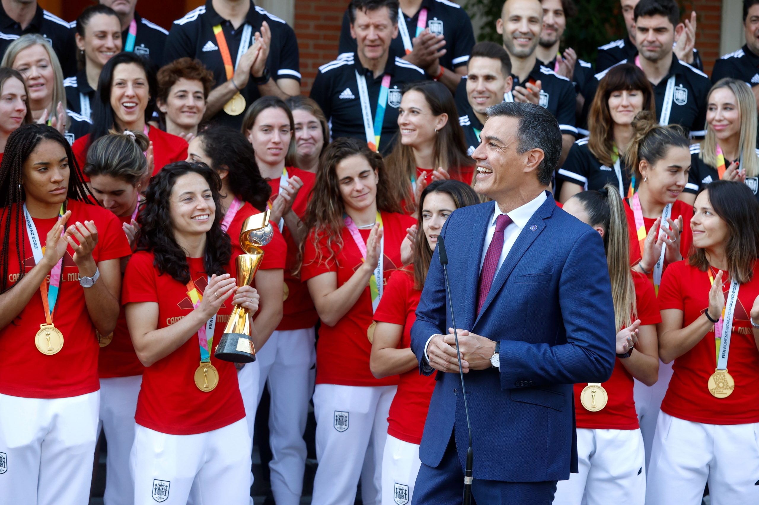 Pedro Sánchez elogia “lição ao mundo” das jogadoras no caso do beijo forçado