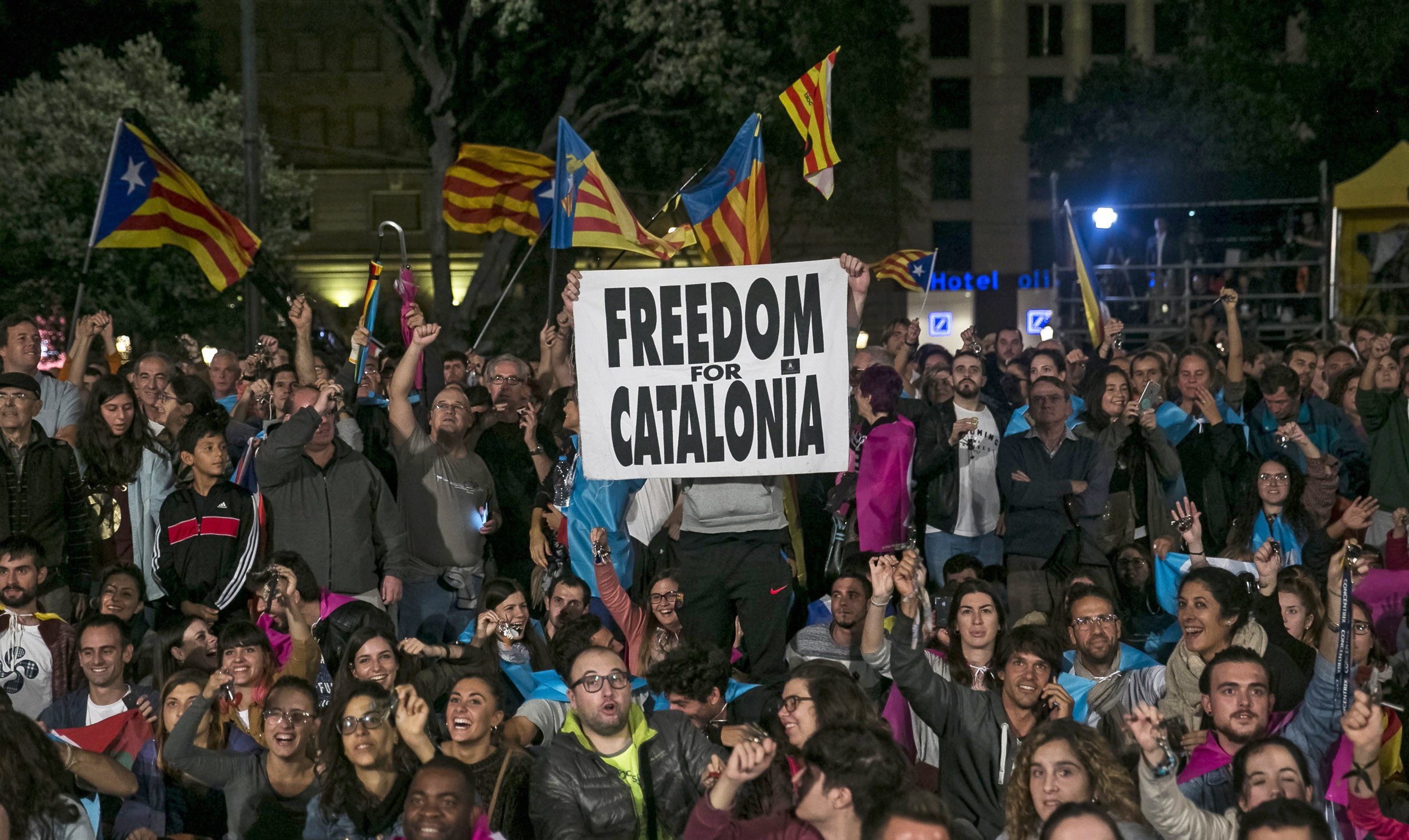 Catalunha: Separatistas radicais cortam estradas antes de Conselho de Ministros em Barcelona