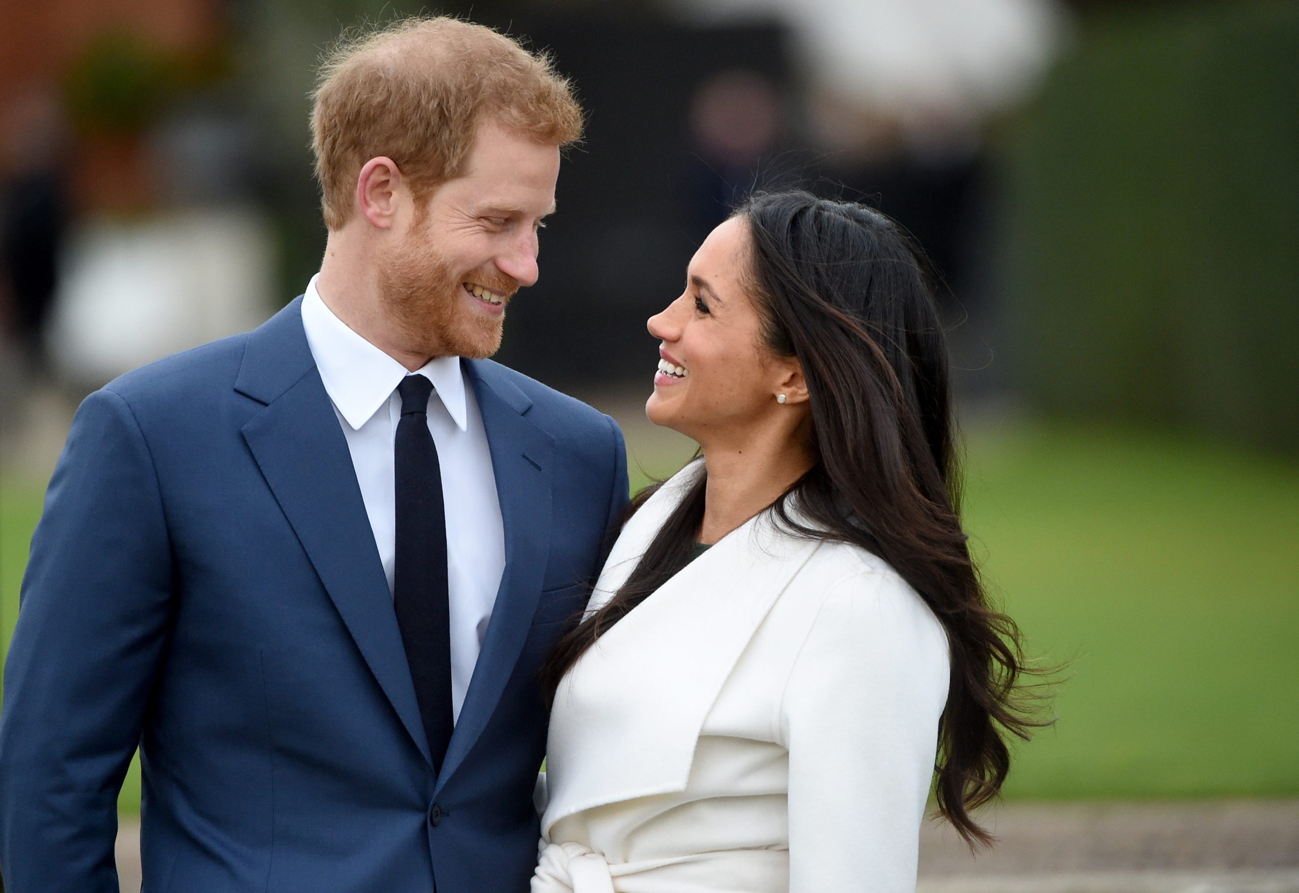 Há mais um membro da família real inglesa. Meghan Markle dá à luz um rapaz
