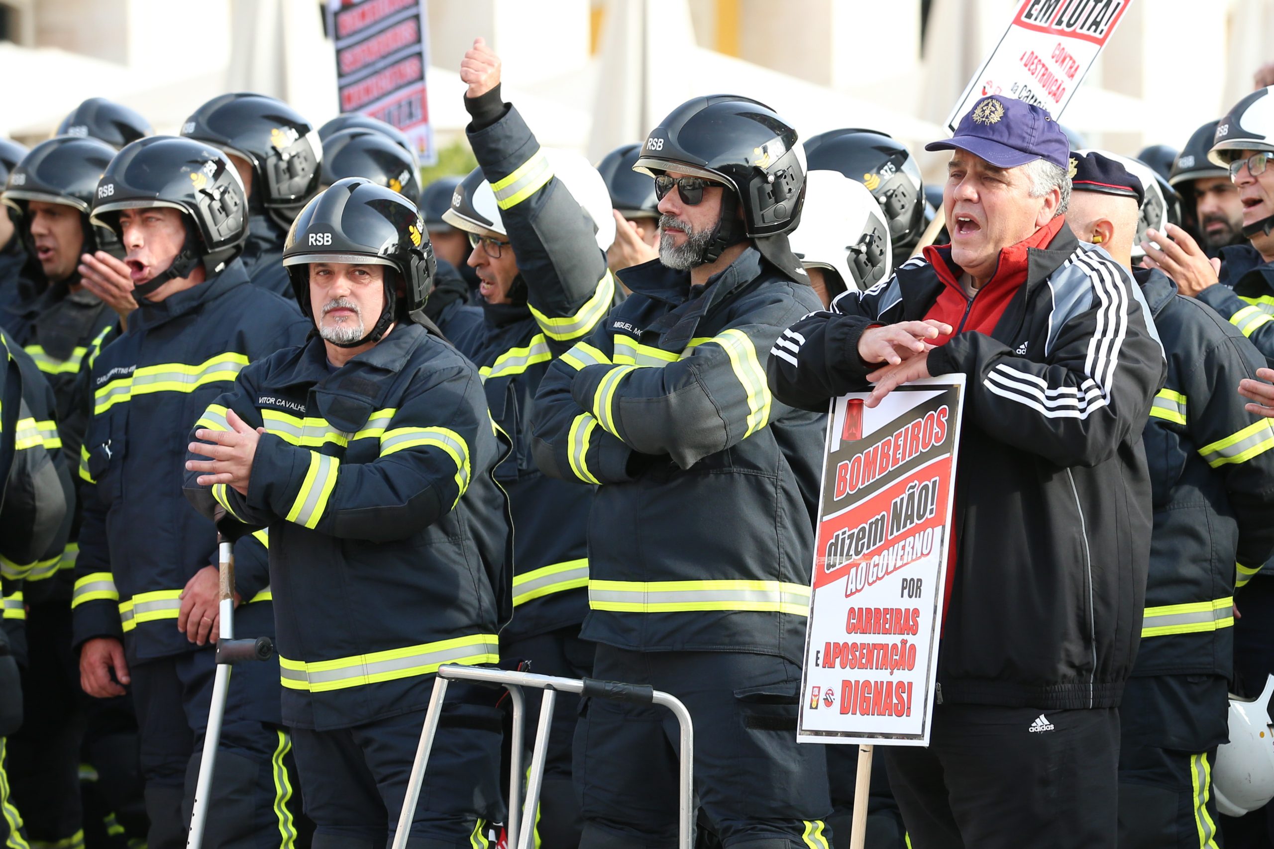 Bombeiros em protesto derrubam grades na Praça do Comércio em Lisboa
