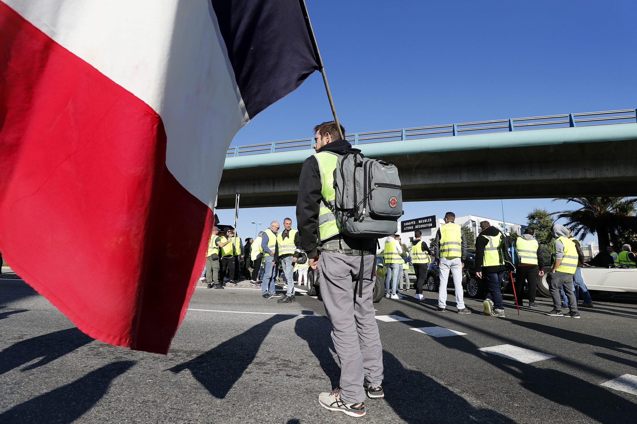 “Coletes amarelos” iniciam hoje marcha até Paris para exigir referendo