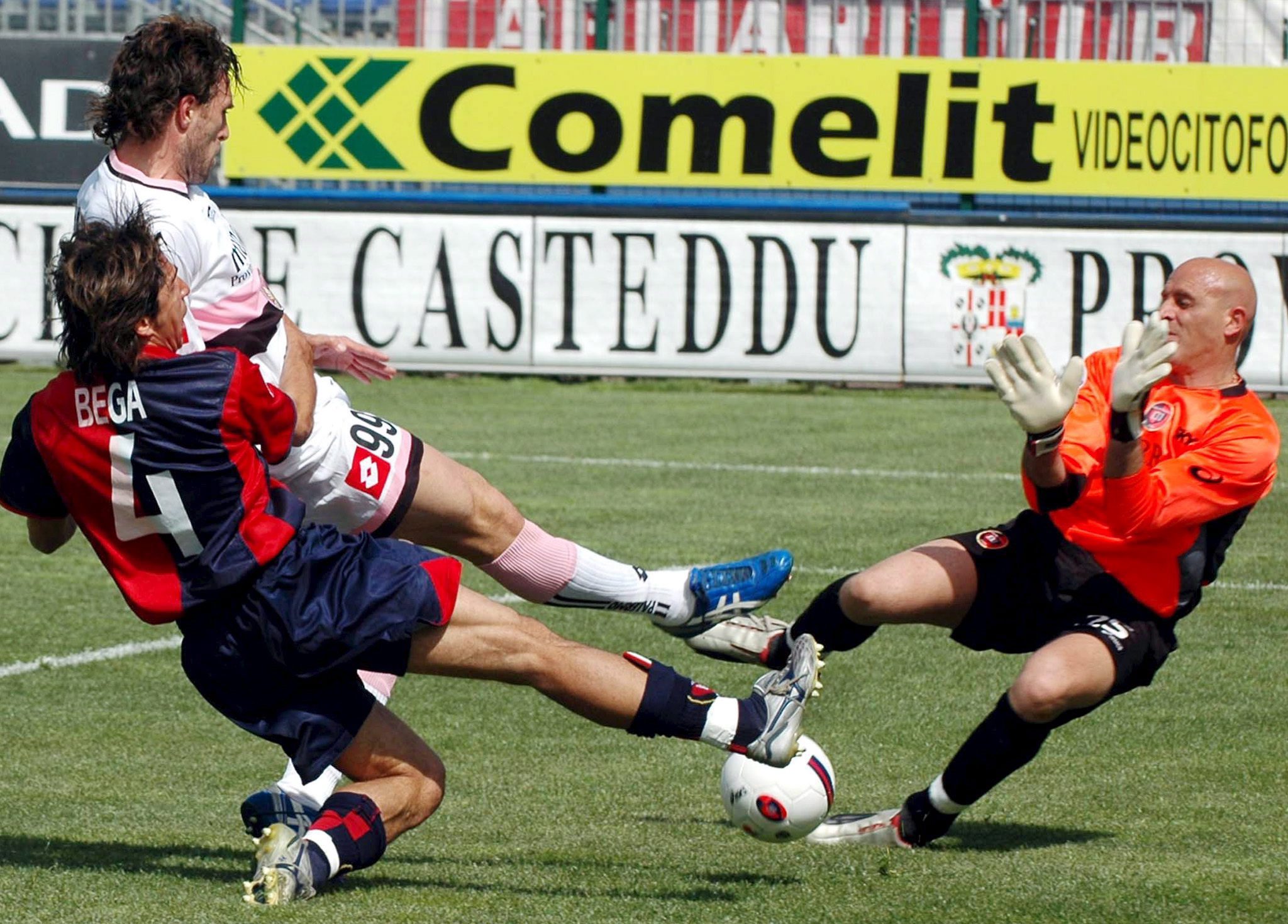 Cagliari vs Palermo. Paul Costantin Godeas disputa a bola com Francesco Bega e o guarda-redes Antonio Chimenti (2006)