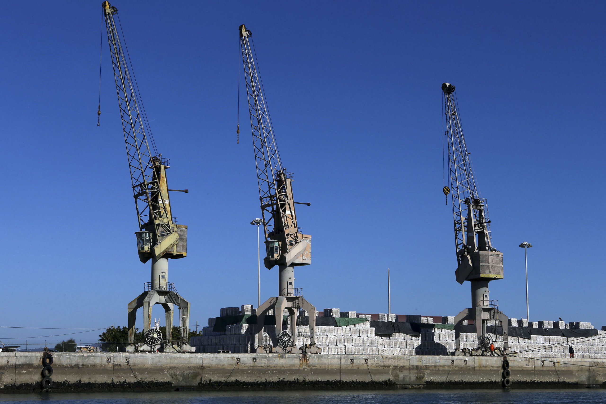 Exportações aumentam 15% e importações crescem 22% em maio