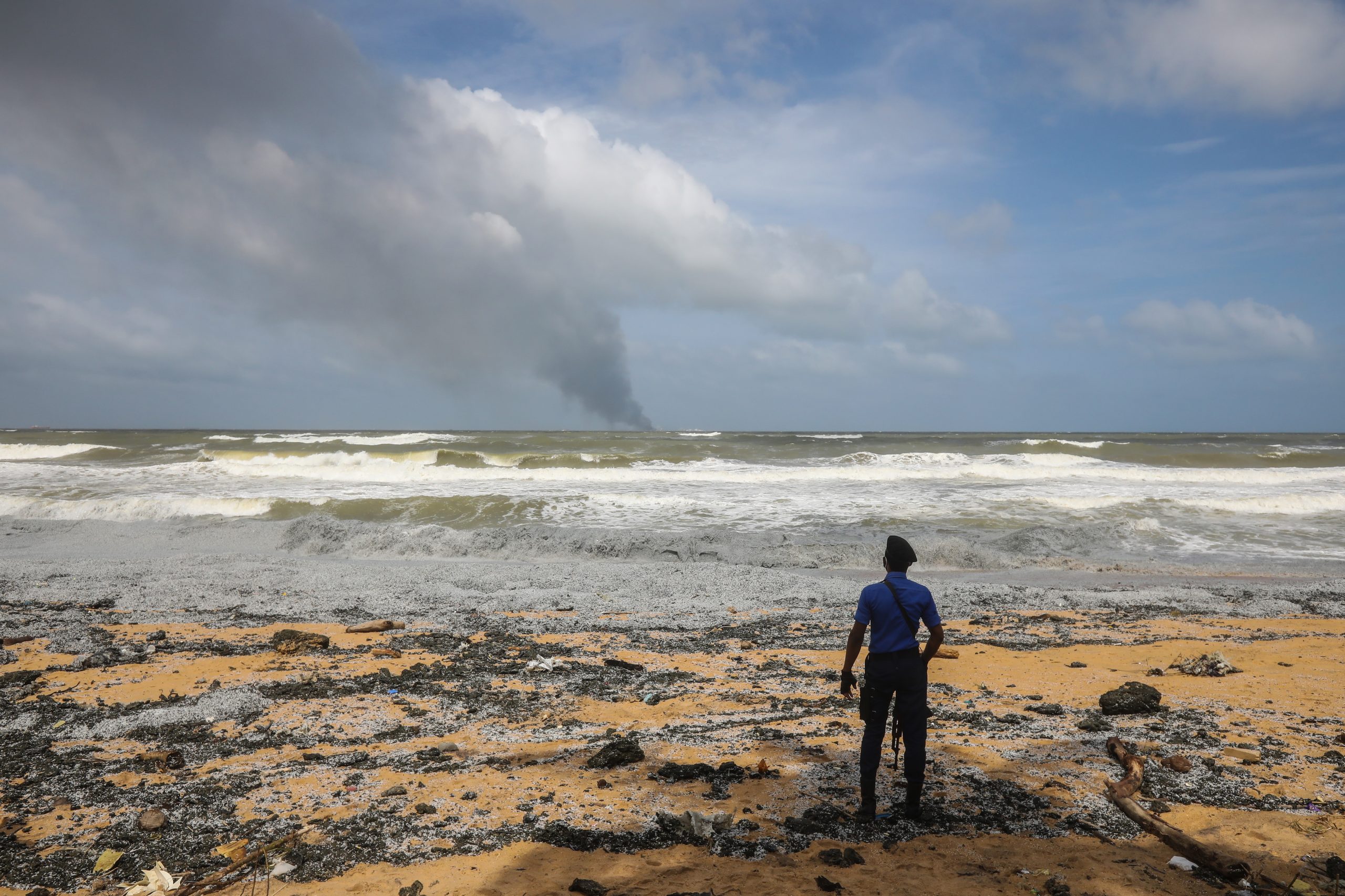Sri Lanka enfrenta catástrofe ambiental. Toneladas de plástico libertadas pelo fogo em navio ameaçam as suas praias