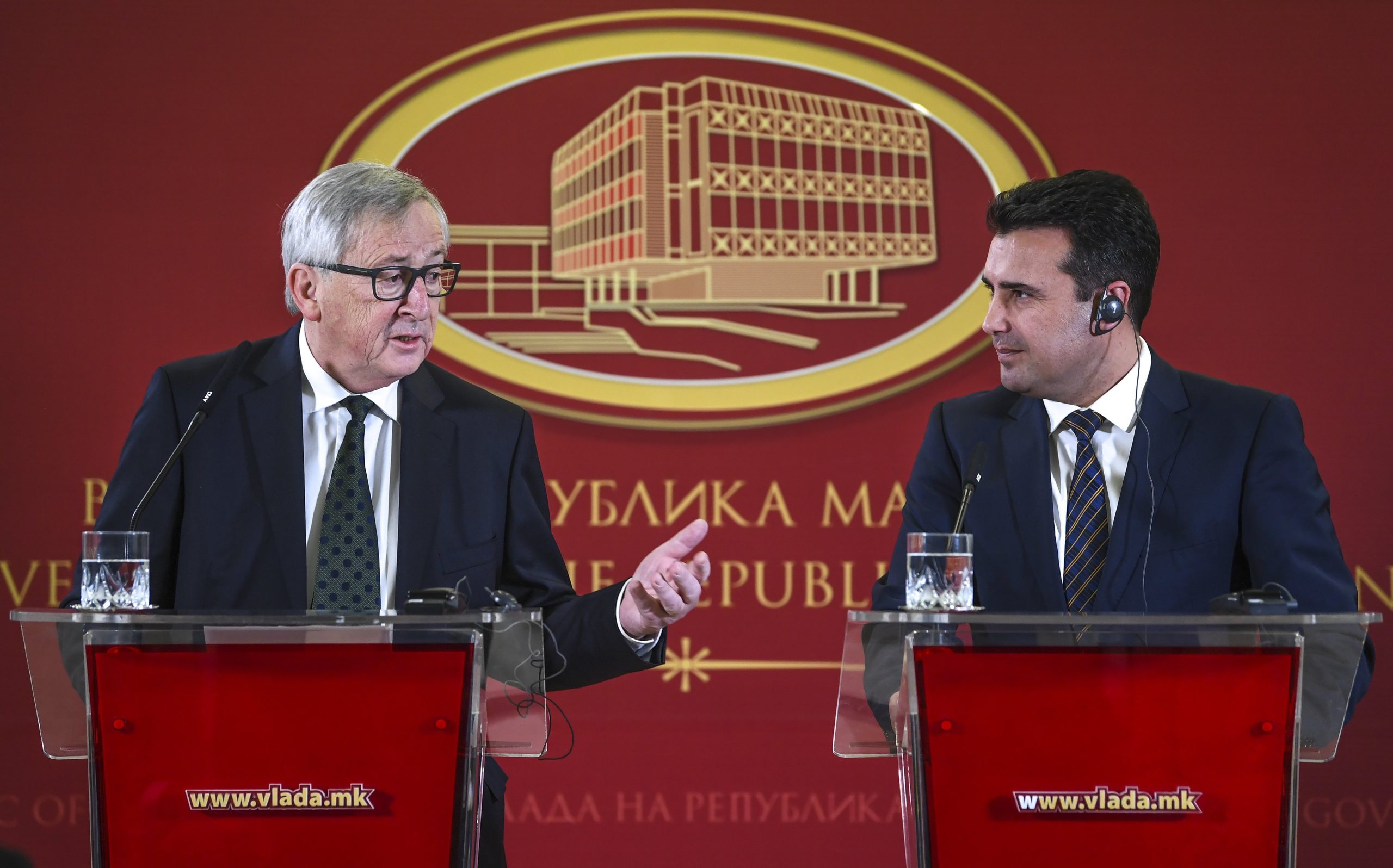 Juncker diz que Macedónia e Grécia devem acabar com diferendo diplomático sobre nome “sozinhos”