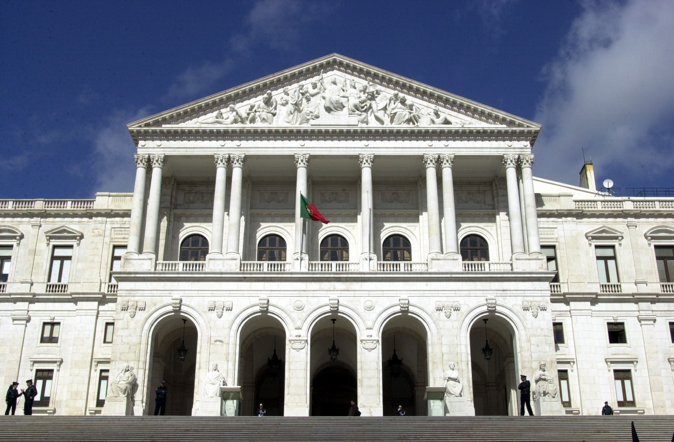 Dissolução era o caminho a seguir, mas a maioria dos partidos concorda que eleições deviam ser mais cedo