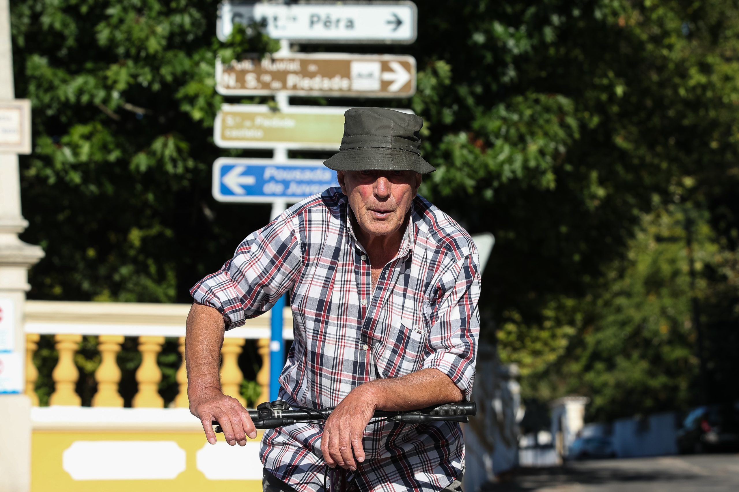 “Quando me falta a bicicleta, sinto logo. Aquilo dá uma saúde às pernas que é uma maravilha”. Aos 89 e 84 anos, eles não deixam de pedalar