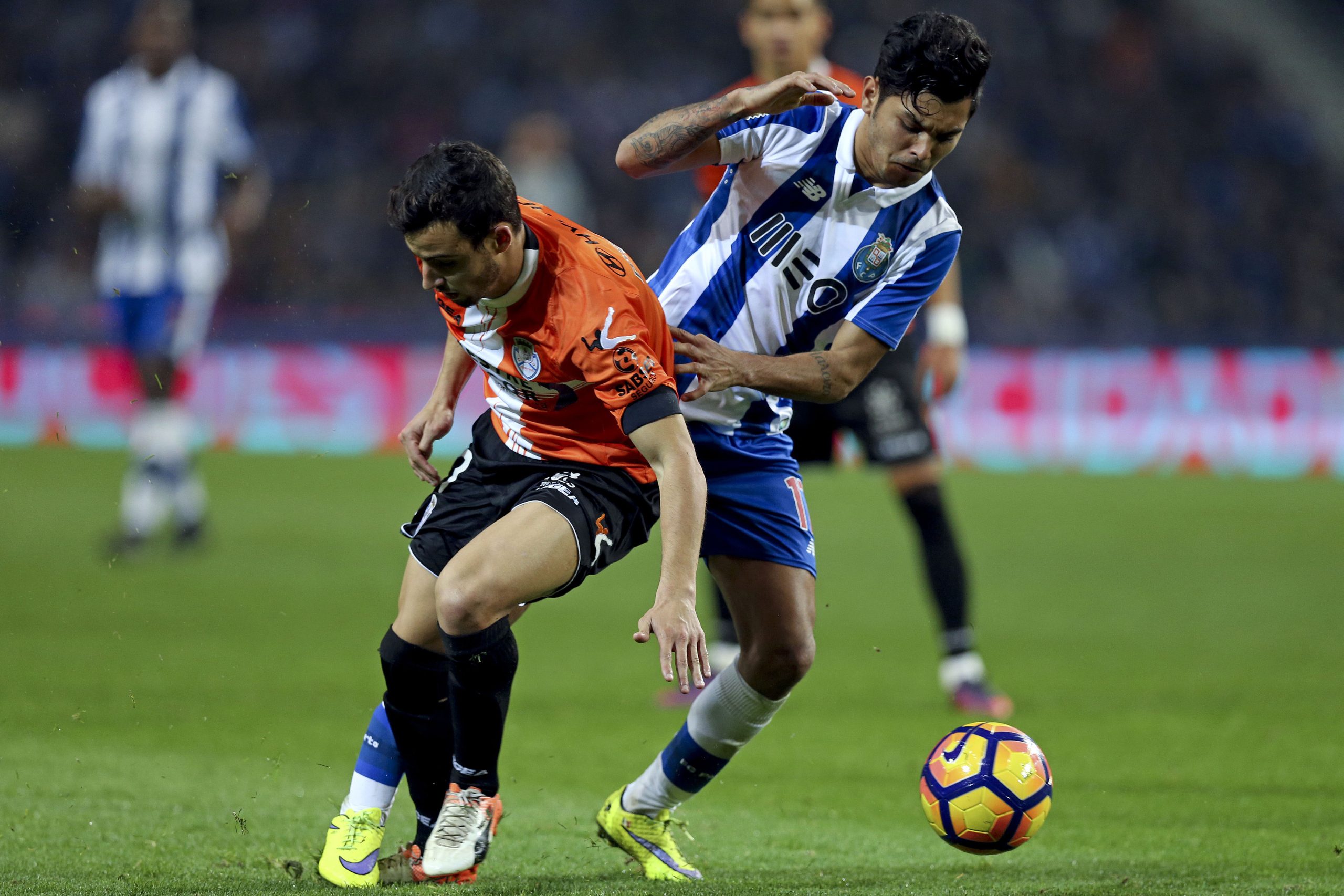 Dragão com casa cheia não vai além do empate