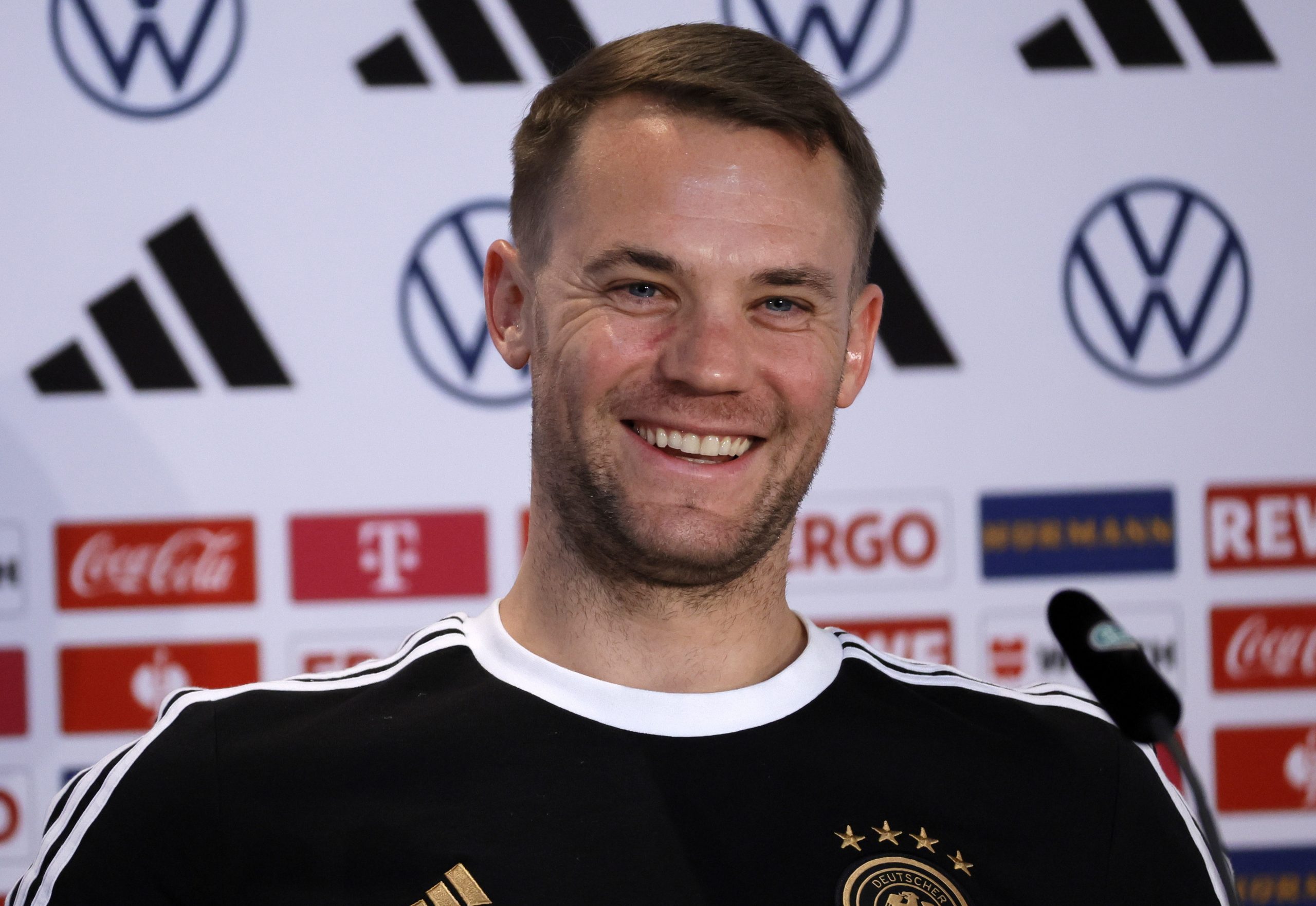 Guarda-redes Manuel Neuer termina a época após lesionar-se a esquiar