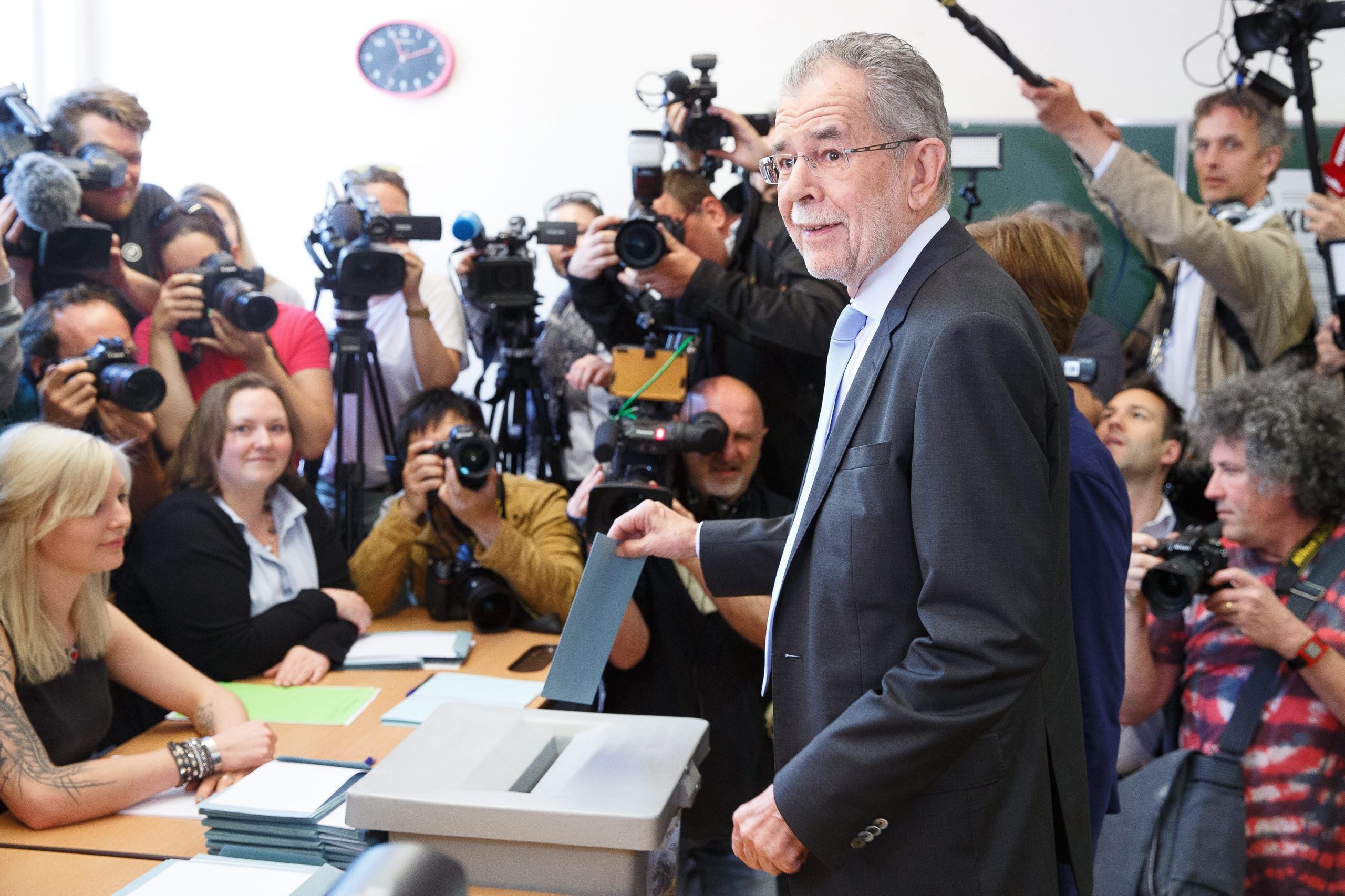 Presidenciais/Áustria: ecologista Van der Bellen vence as eleições