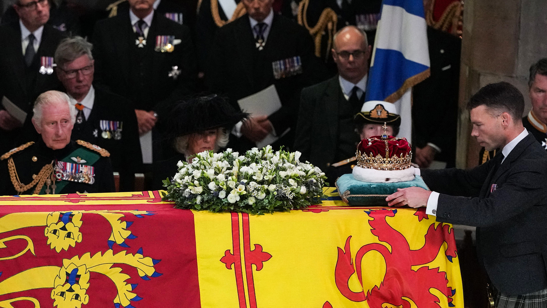 “Esperam-se longas filas” e há regras para quem passa pelo caixão de Isabel II na Catedral de Santo Egídio