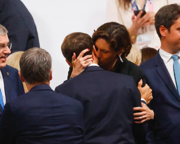 França comenta “estranho” beijo entre Macron e ministra do Desporto