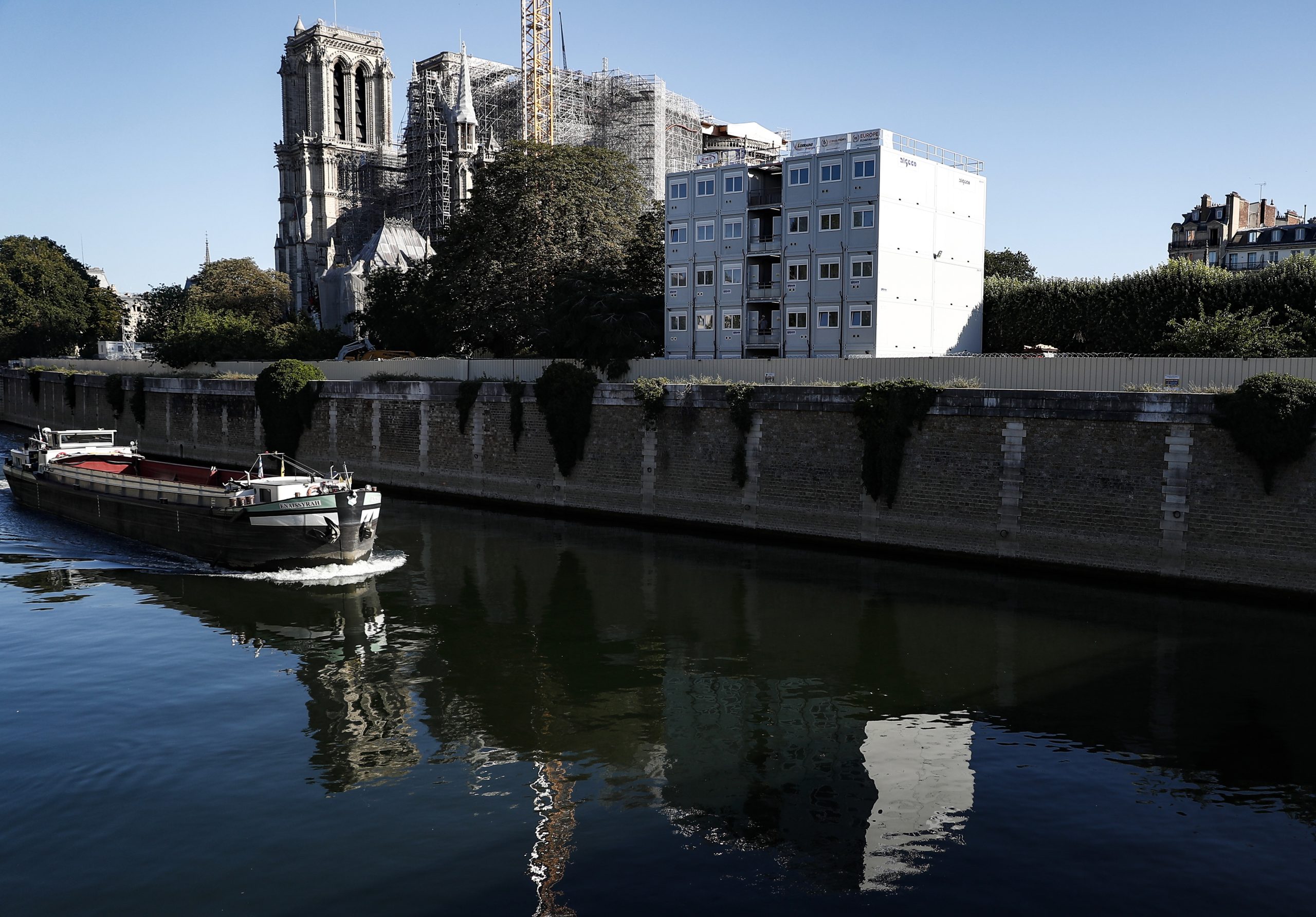 Macron muda de ideias e a catedral da Notre-Dame vai ser reconstruída de forma idêntica