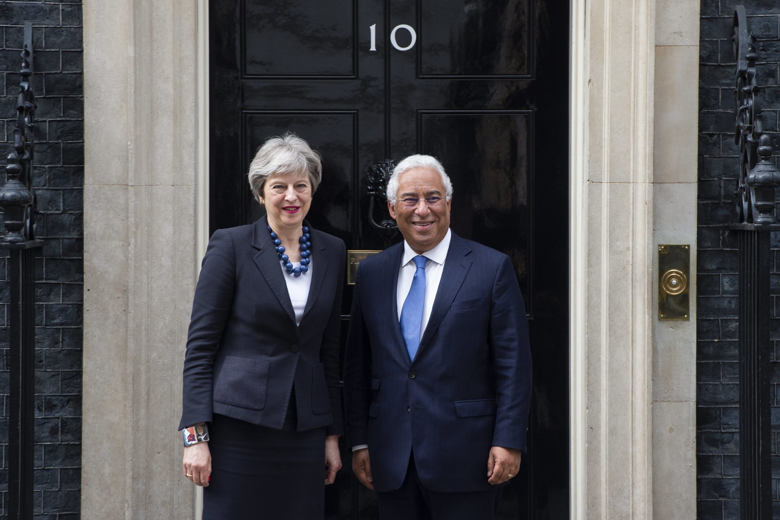Costa promete a Theresa May relações luso-britânicas “o mais próximas possível” após o Brexit