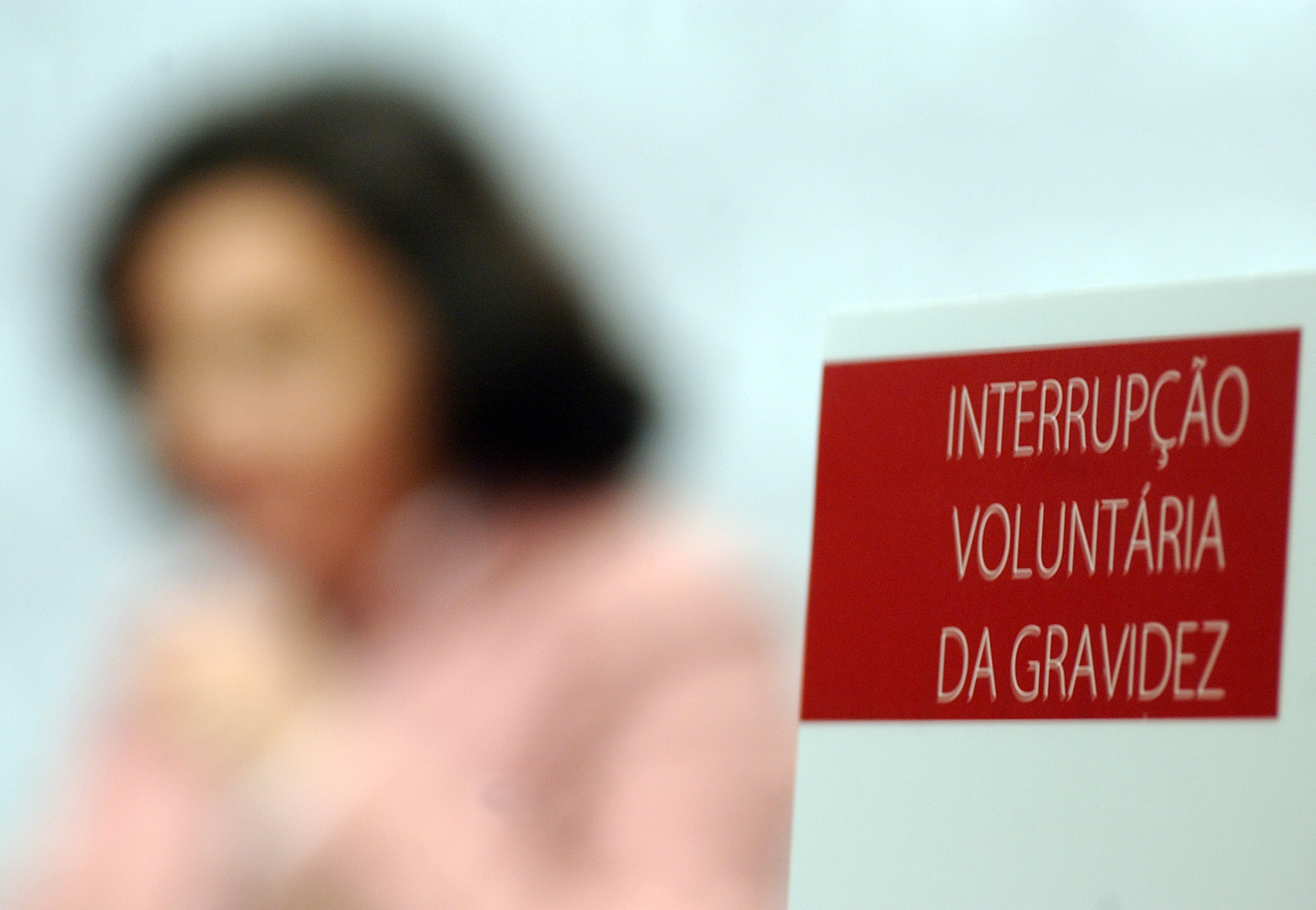 Dez anos depois da despenalização em Portugal, há quem vá a Espanha abortar