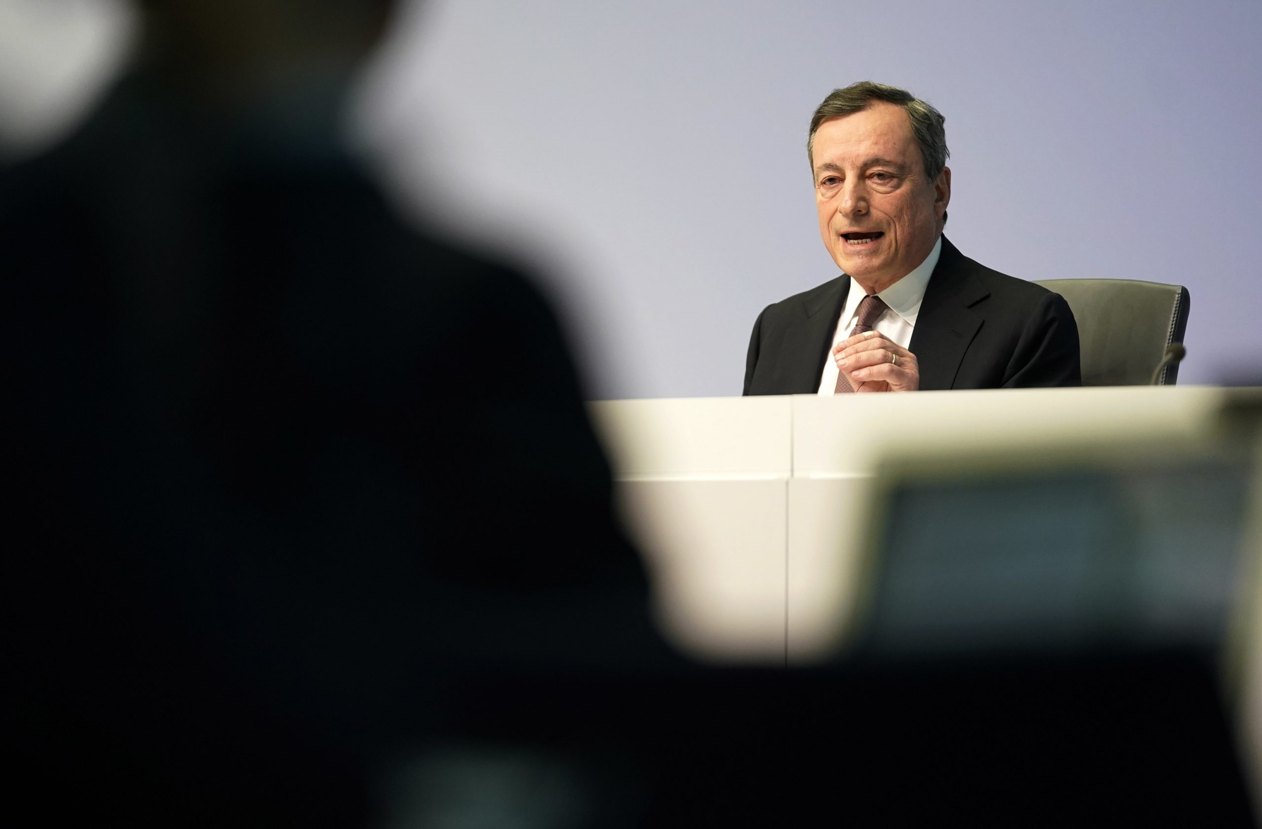 Draghi diz que Banco Central Europeu discutiu uma descida da taxa de juro de depósito