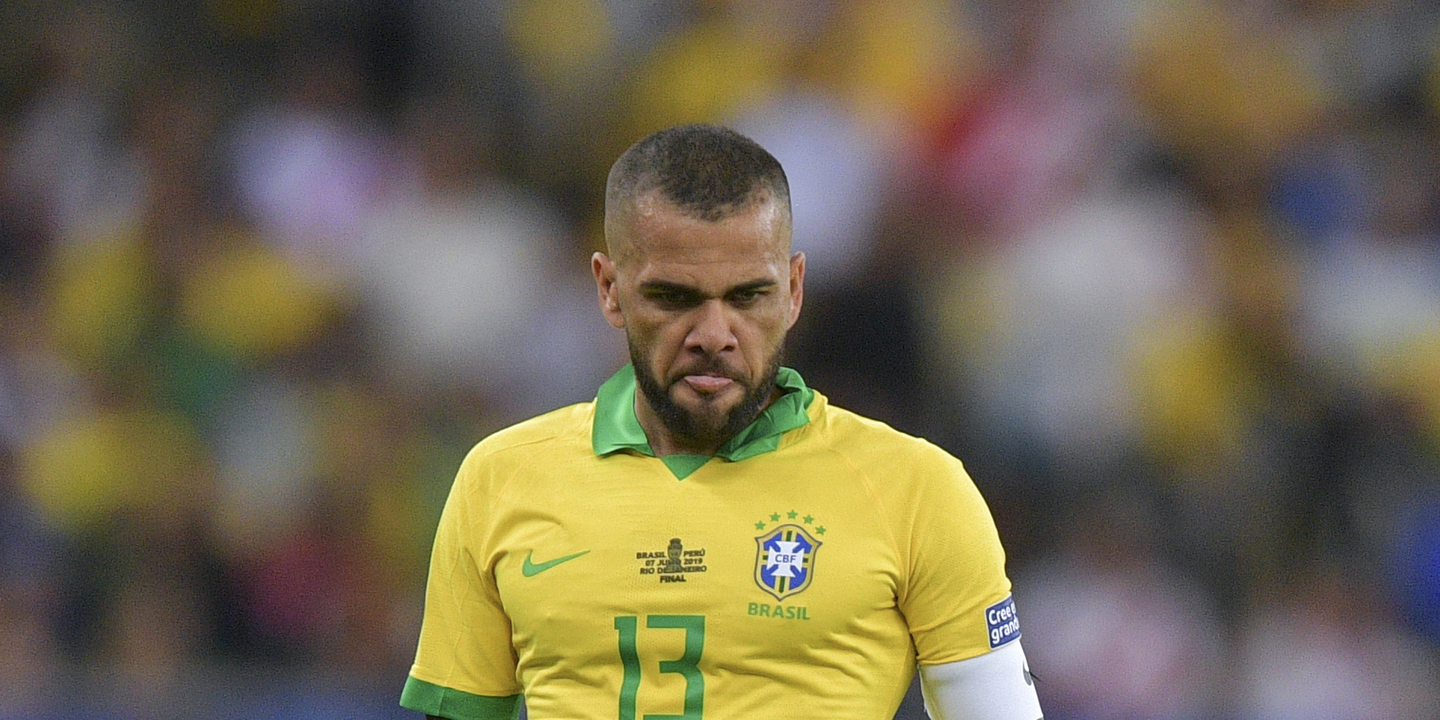 Dani Alves disponível para entregar passaporte e usar dispositivo de localização
