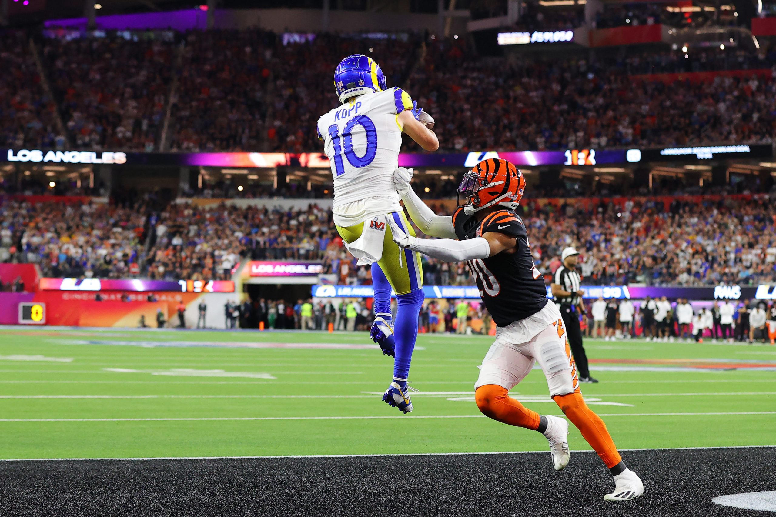 56.º Super Bowl: Em véspera de São Valentim, o amor venceu na noite mais longa da América. Um pedido de casamento, um parto e um beijo num bebé a caminho