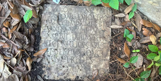 Casal de Nova Orleães descobre lápide romana com cerca de 1.900 anos no jardim de casa
