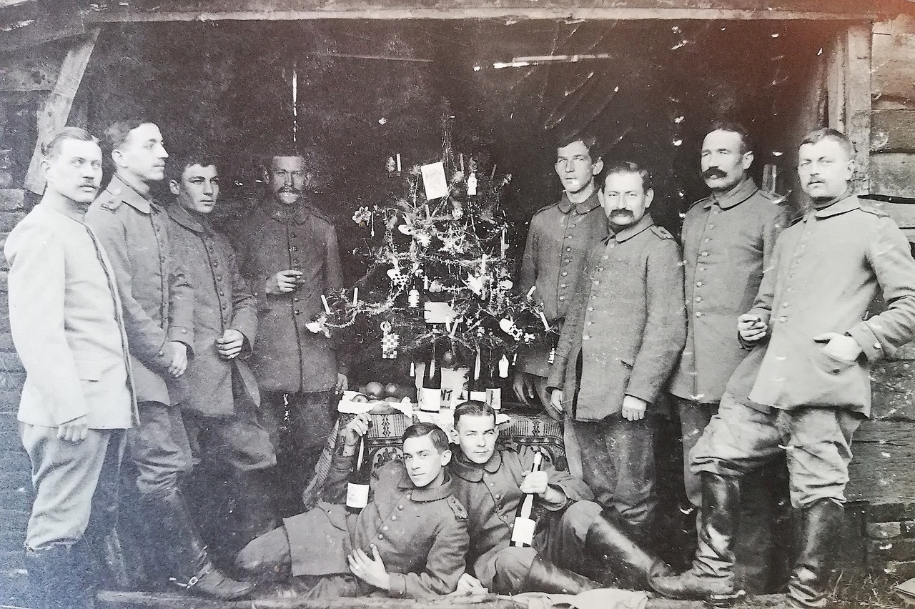 “Uma das cenas mais extraordinárias”. A noite em que soldados franceses e alemães saíram das trincheiras para celebrar juntos o Natal