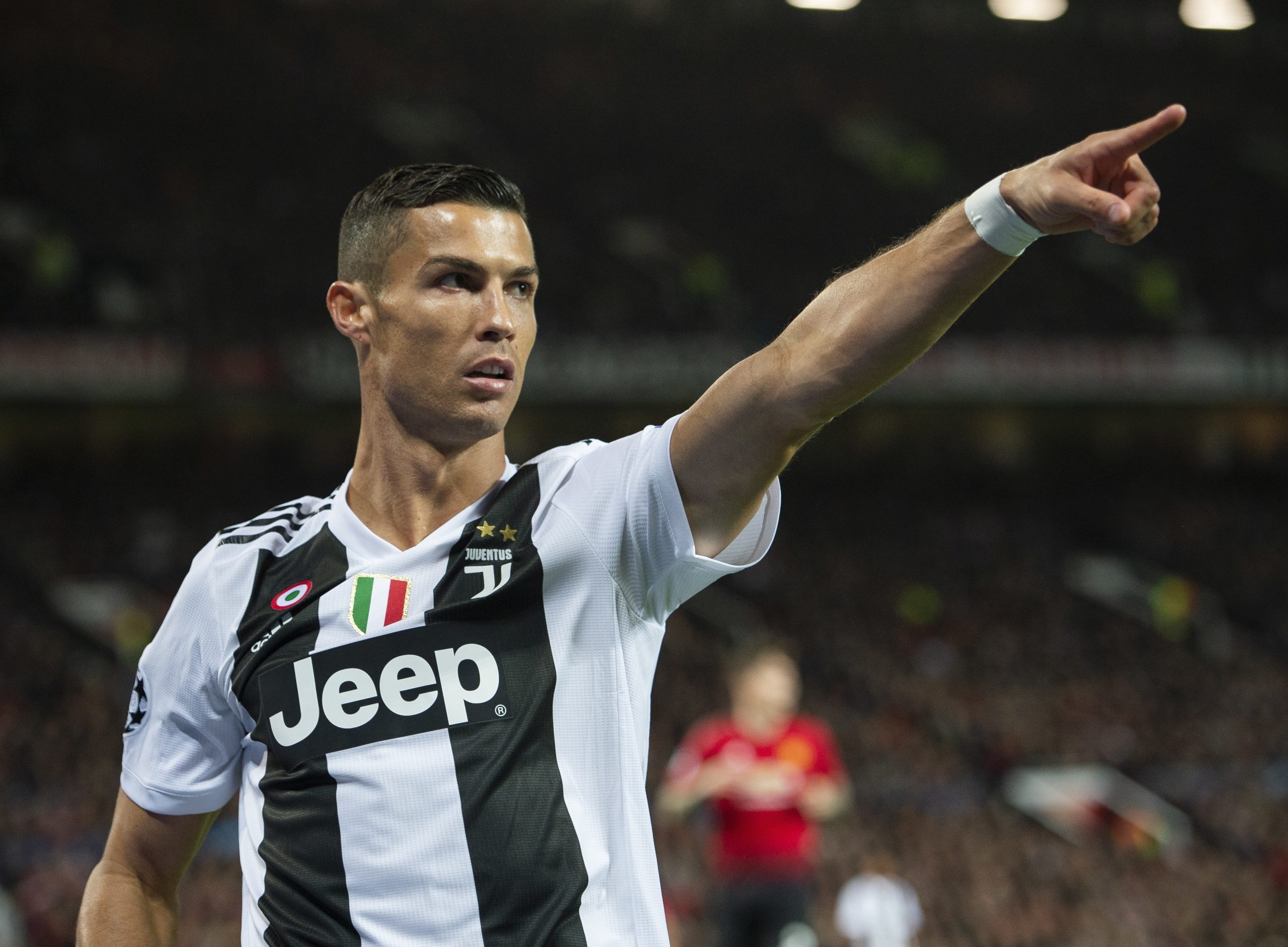 Mourinho foi a pé, Dybala brilhou e a Juve ganhou. Eis o resumo do regresso de Ronaldo a Manchester