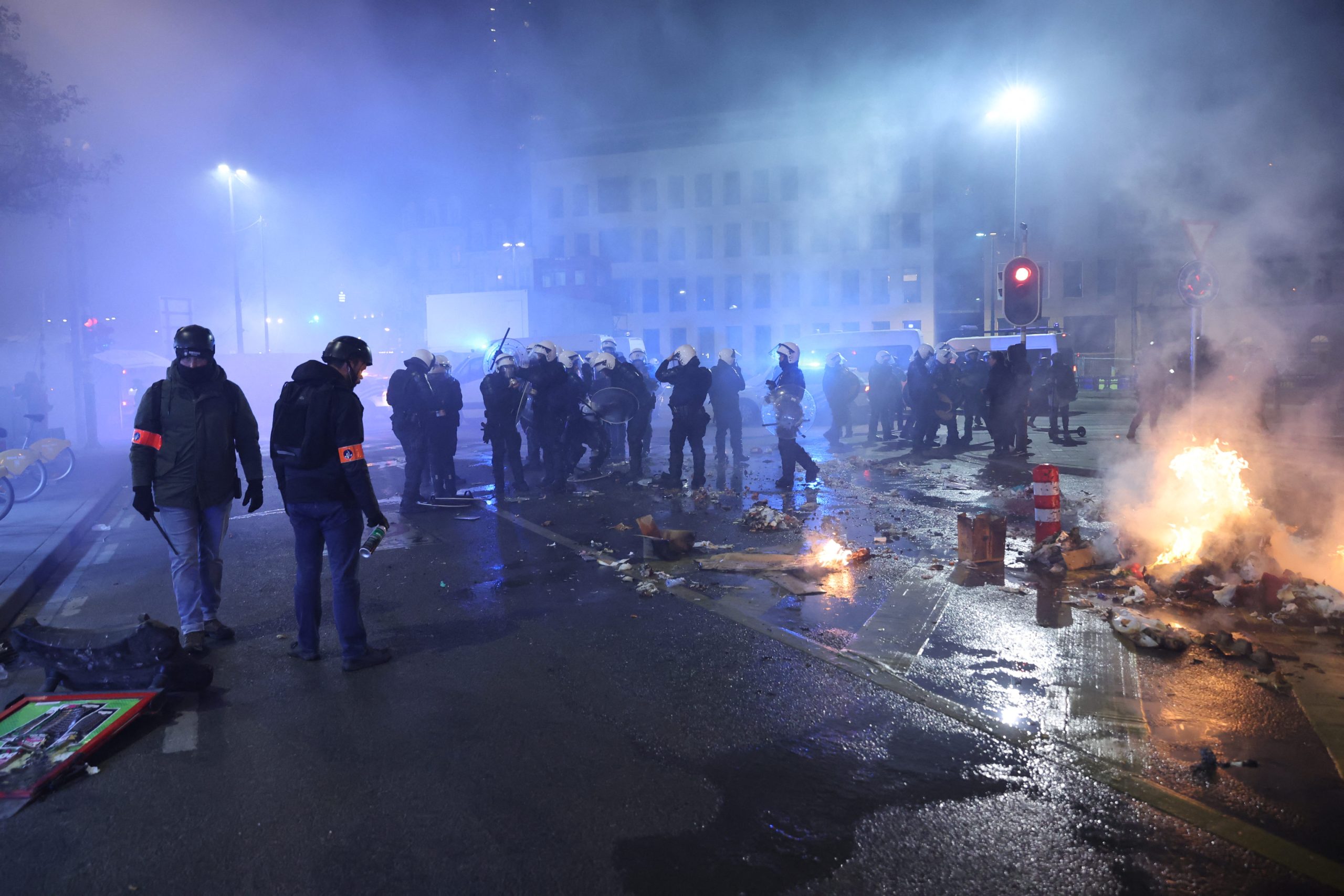 Confrontos entre adeptos depois do jogo das meias finais entre França e Marrocos. Jovem morre atropelado em Montpellier
