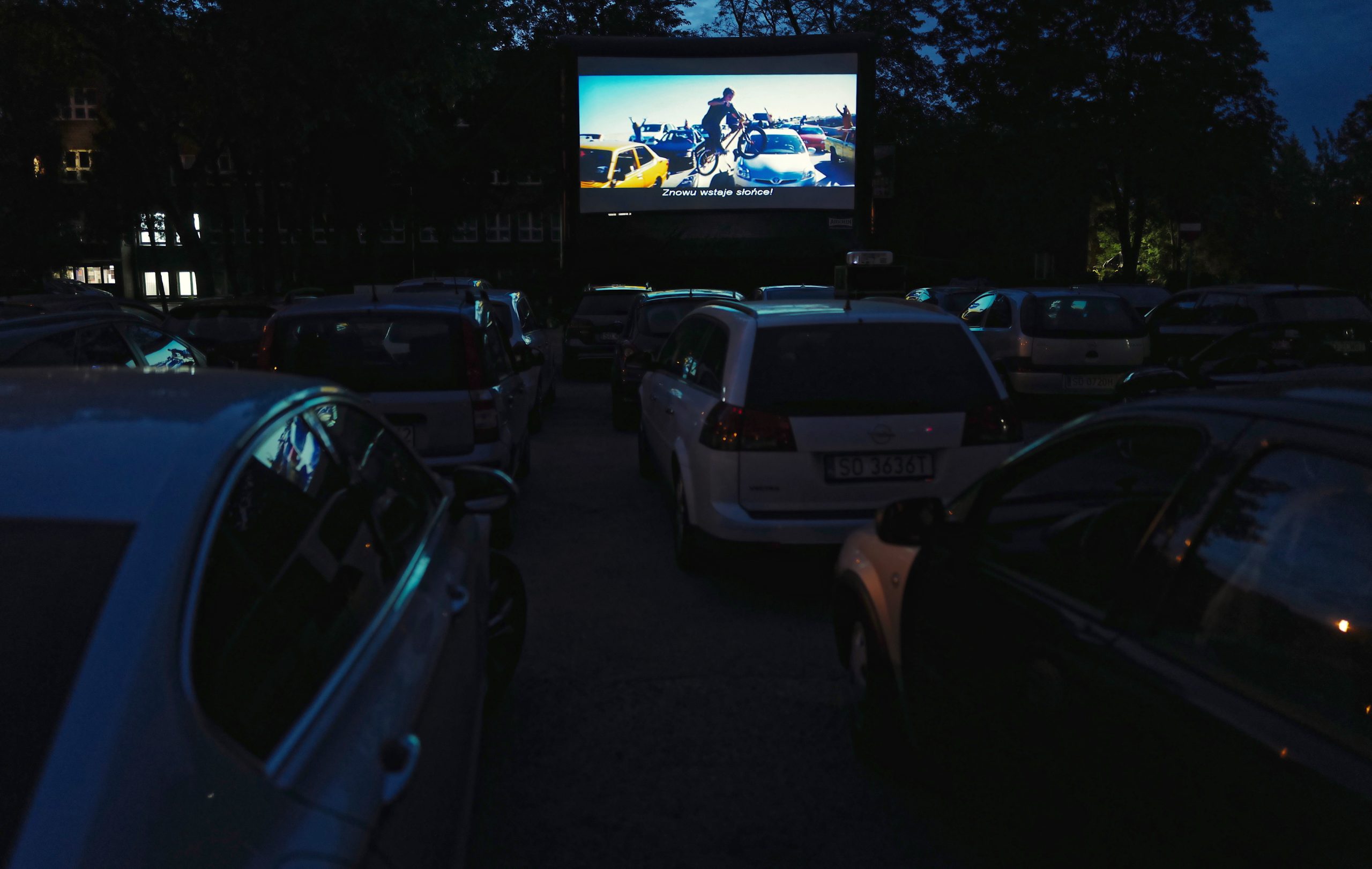 Já sabe o que fazer esta sexta-feira? A agenda de hoje contempla concertos, humor e muito “Drive-in”