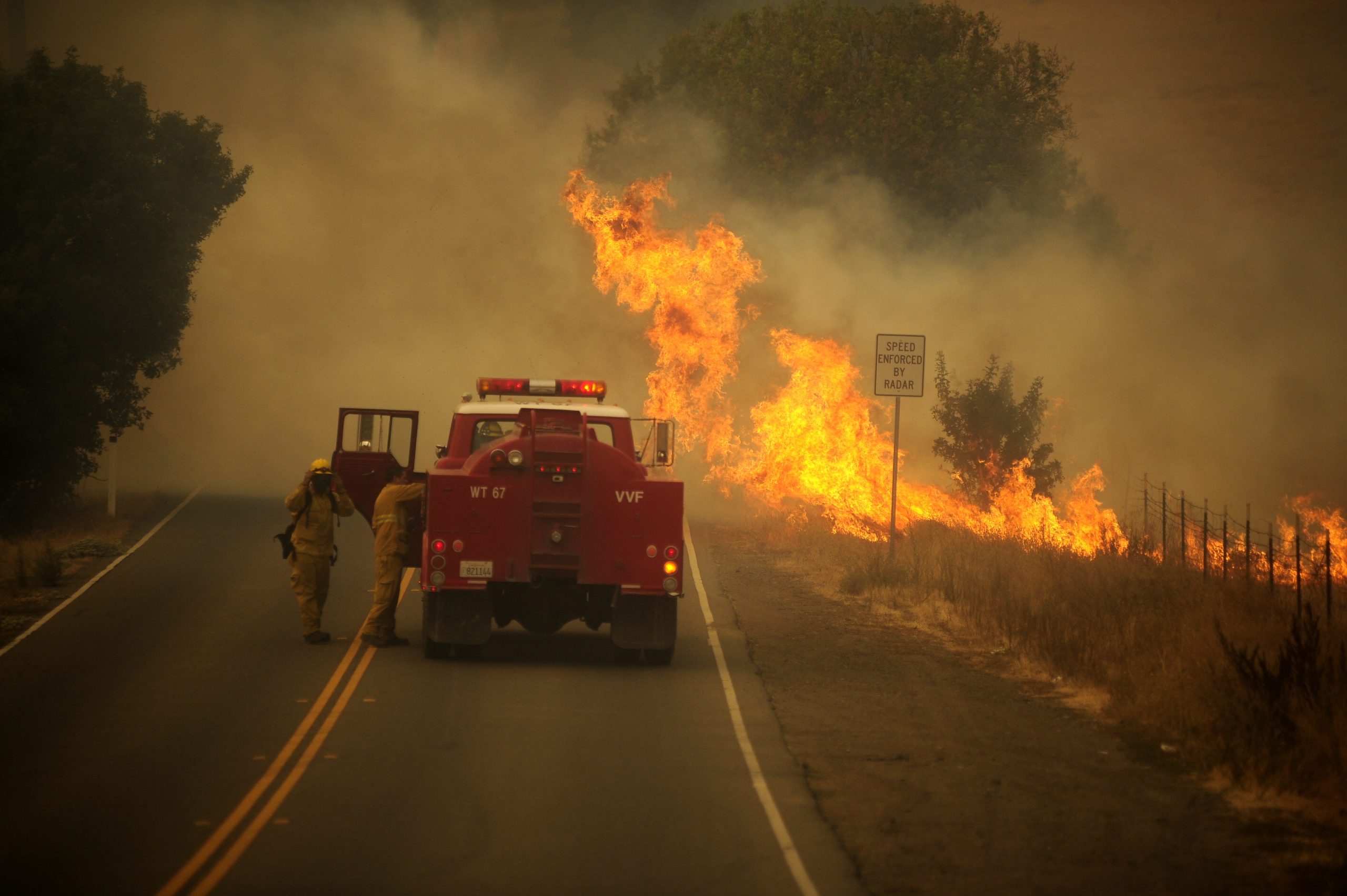 Milhares de pessoas estão a fugir dos incêndios na Califórnia