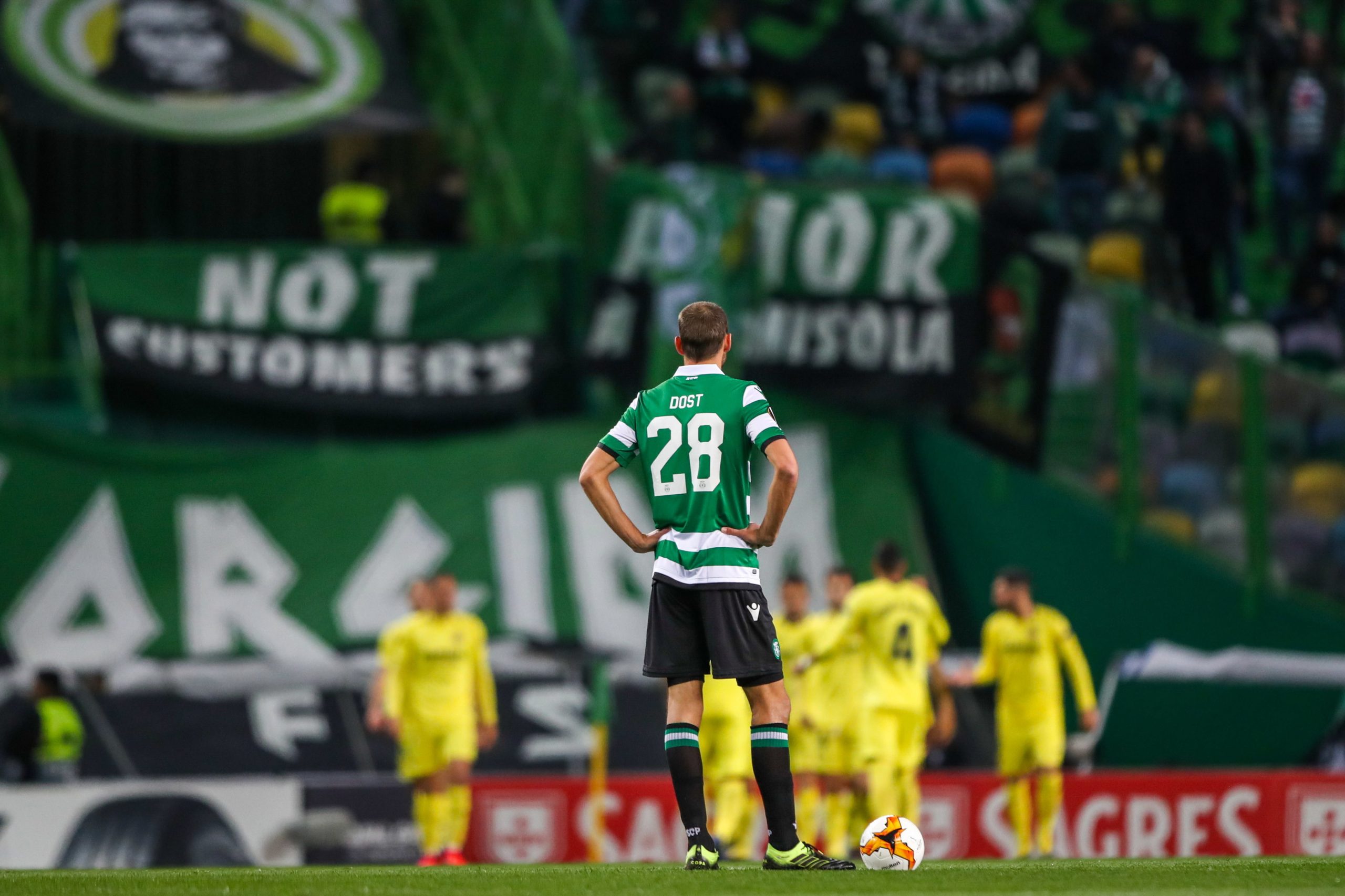 Traumatismo ligeiro deixa Bas Dost de fora dos convocados do Sporting