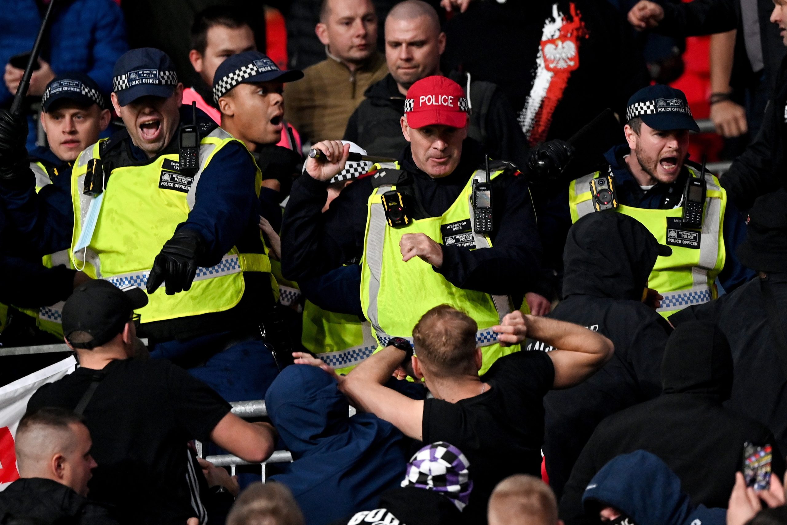 Seis adeptos húngaros detidos por incidentes em Wembley