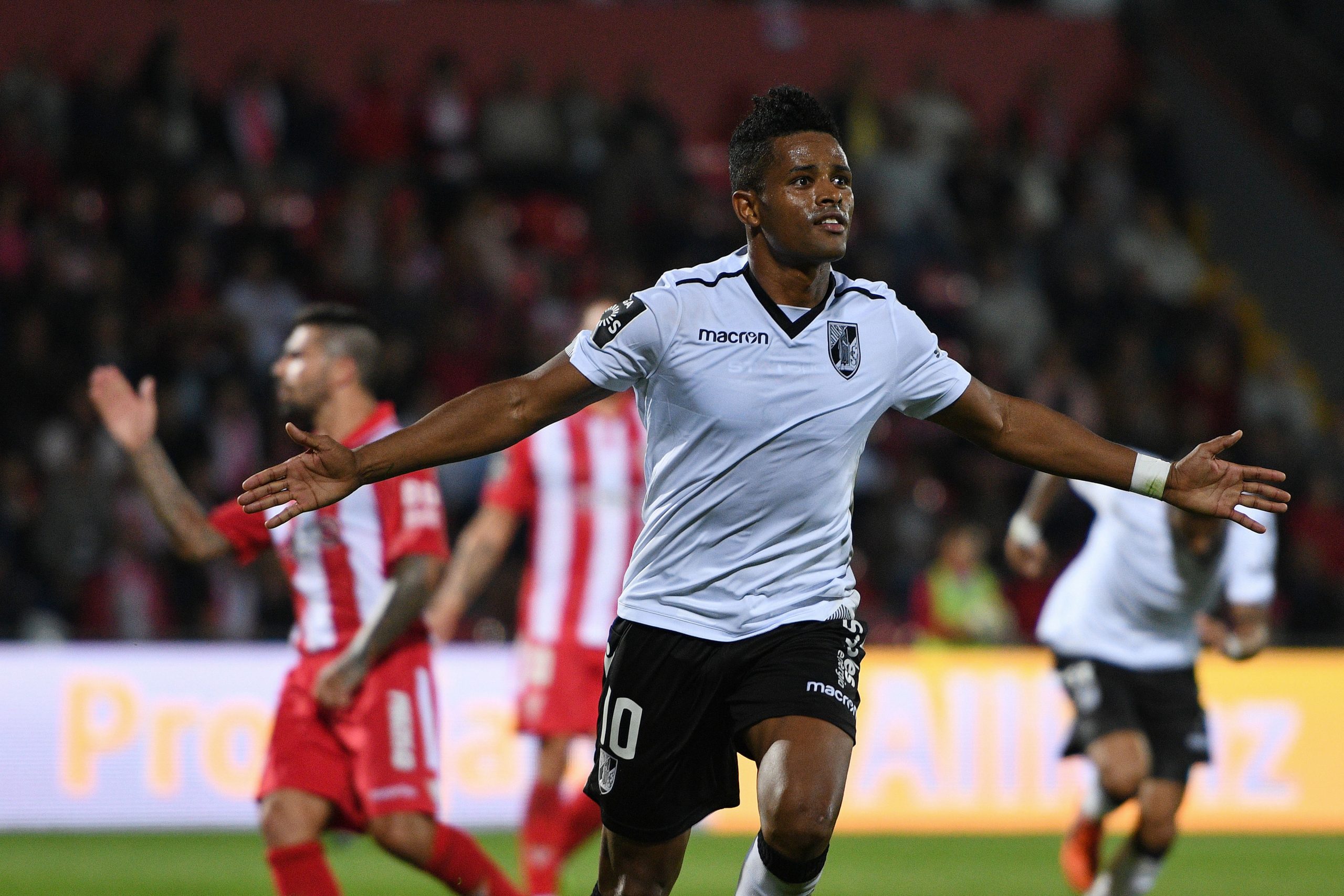 Vitória de Guimarães vence Desportivo das Aves e sobe a oitavo da I Liga