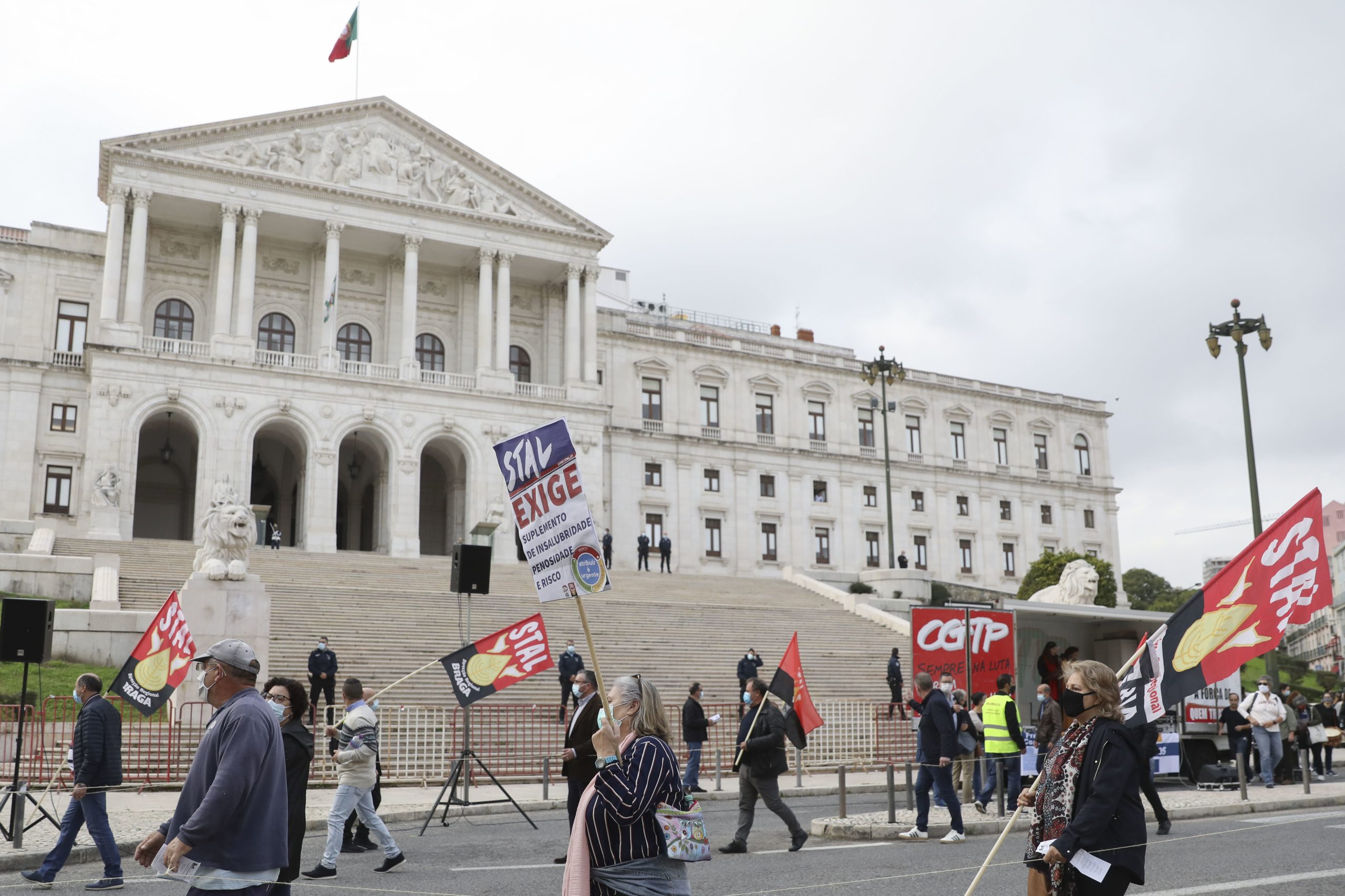 Trabalhadores da função pública reivindicaram aumentos em frente à Assembleia