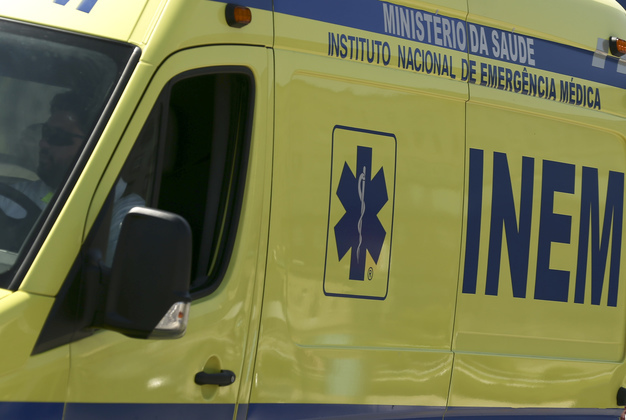 Acidente entre ambulância e camião faz um morto e dois feridos em Santiago do Cacém
