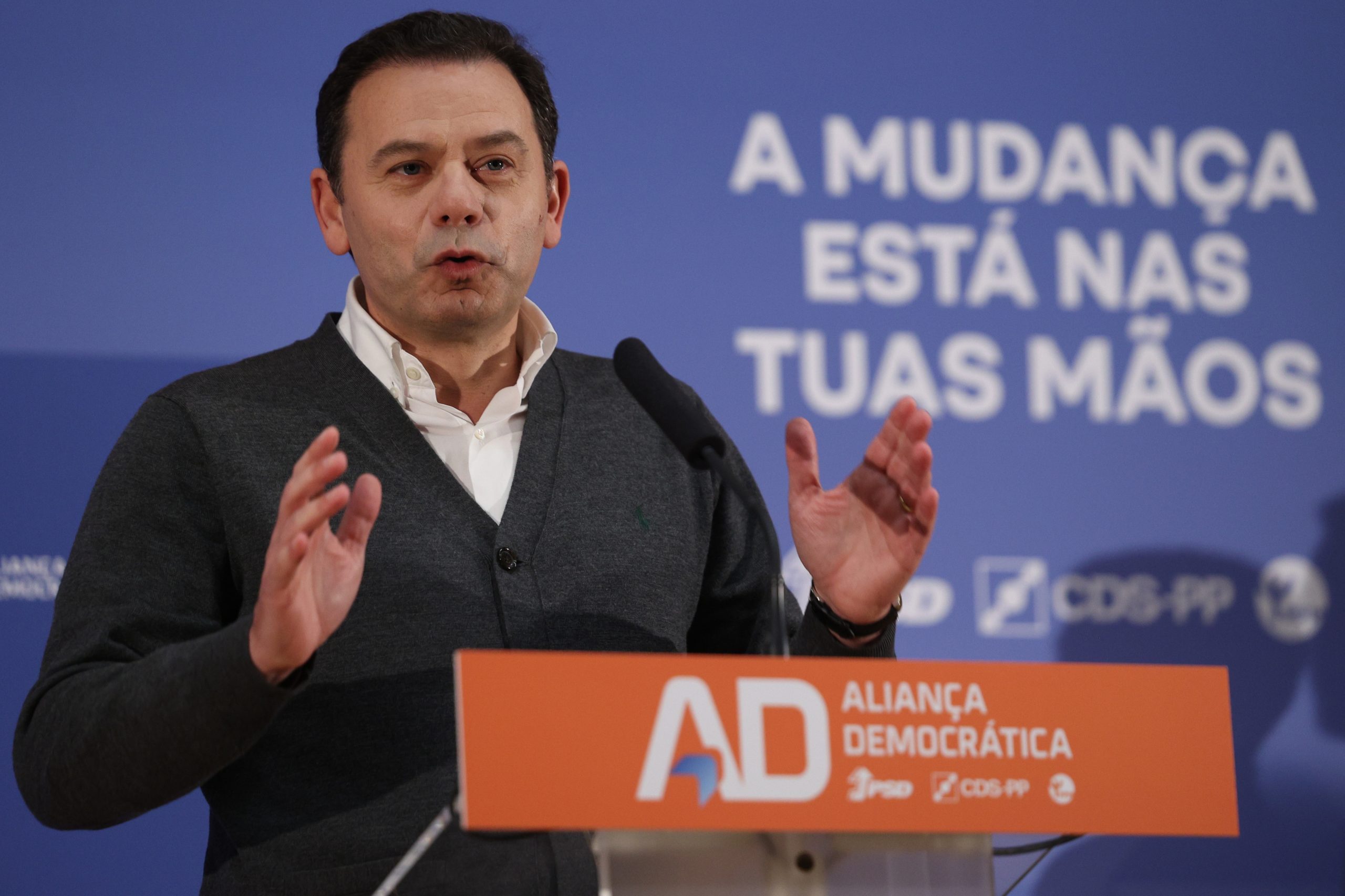 Montenegro acusa Governo de enviar cartas para induzir voto no PS