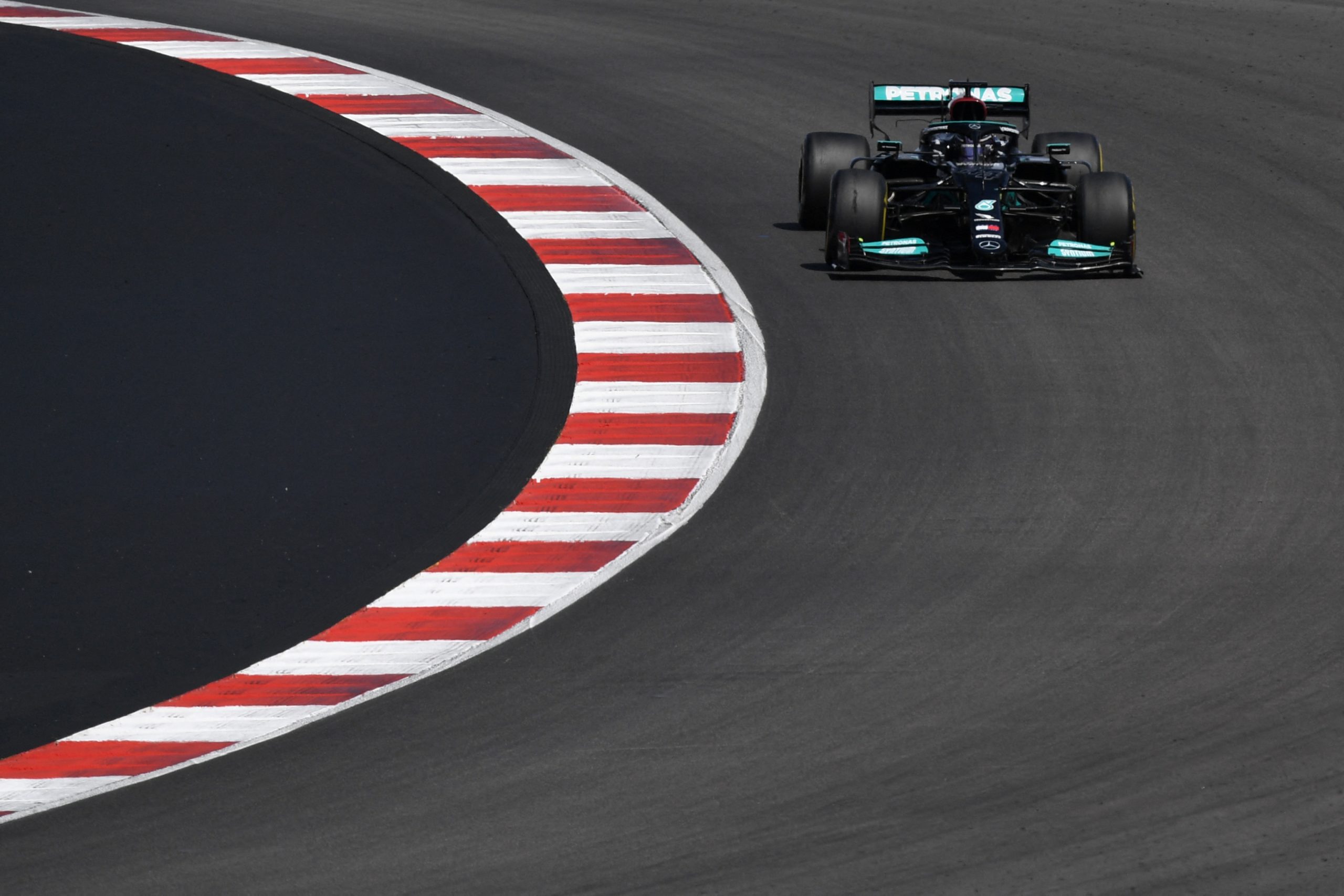 Lewis Hamilton conquista ‘pole’ número 100 no GP de Espanha