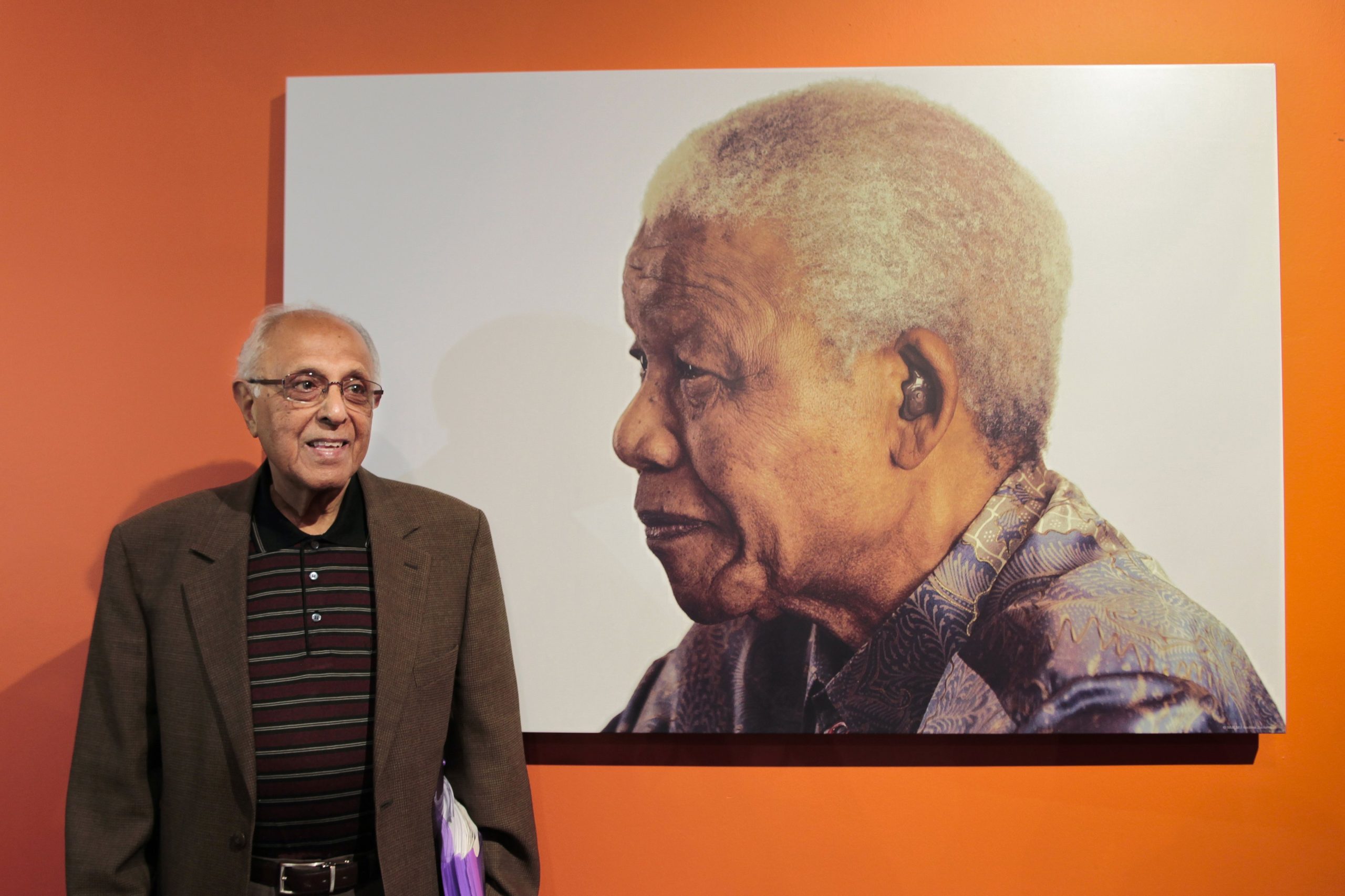 Morreu Ahmed Kathrada, ícone sul-africano que lutou ao lado de Mandela contra o “apartheid”